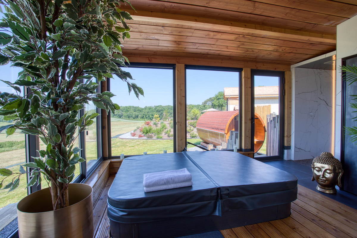 Plaisir d'EYMET : une suite de luxe avec spa privatif à Eymet — vue depuis la terrasse