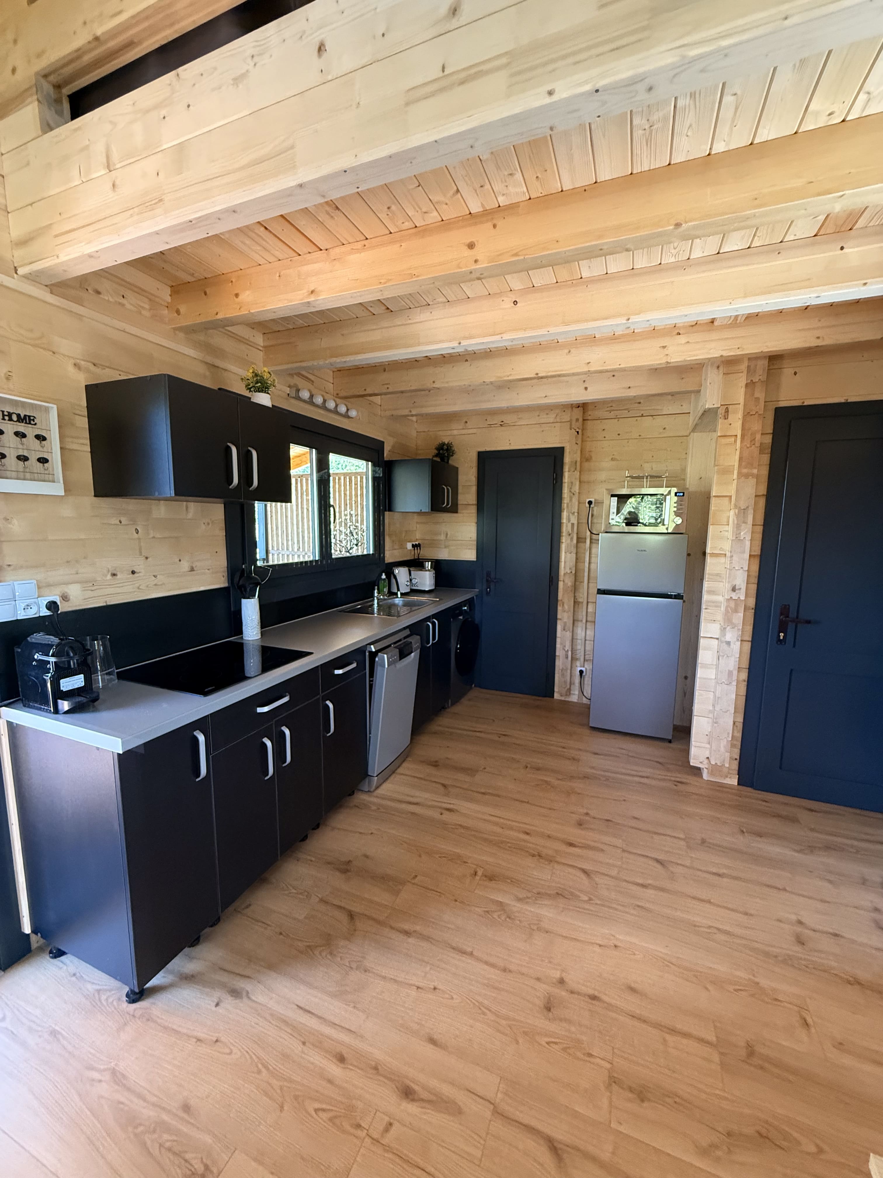 Lodge La Colibă — Chalet avec terrasse panoramique à Ain à Meillonnas — cuisine
