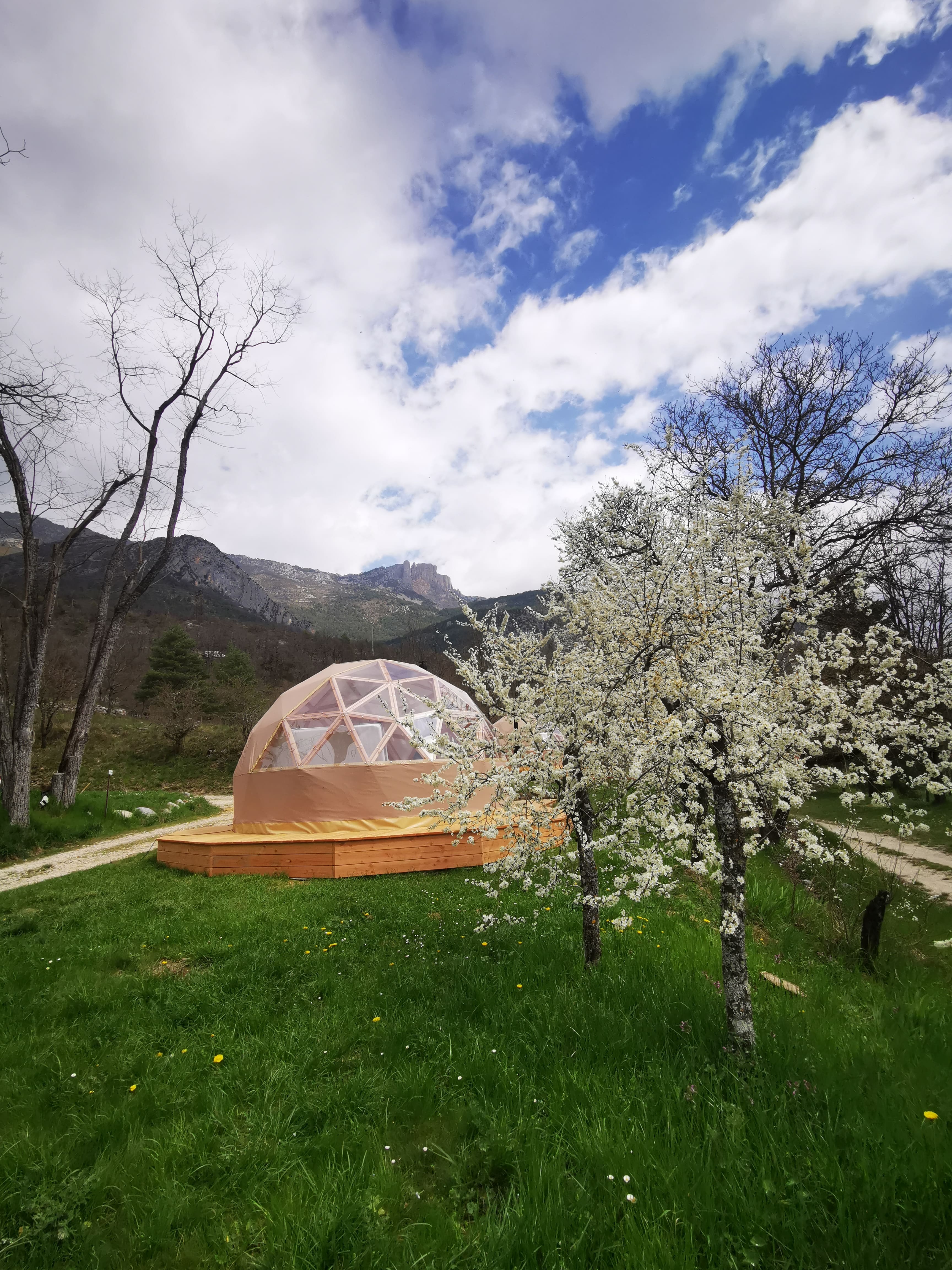 Le Dôme Etoiles — Nuit panoramique à Chasteuil (Alpes-de-Haute-Provence) à Castellane — espace de vie