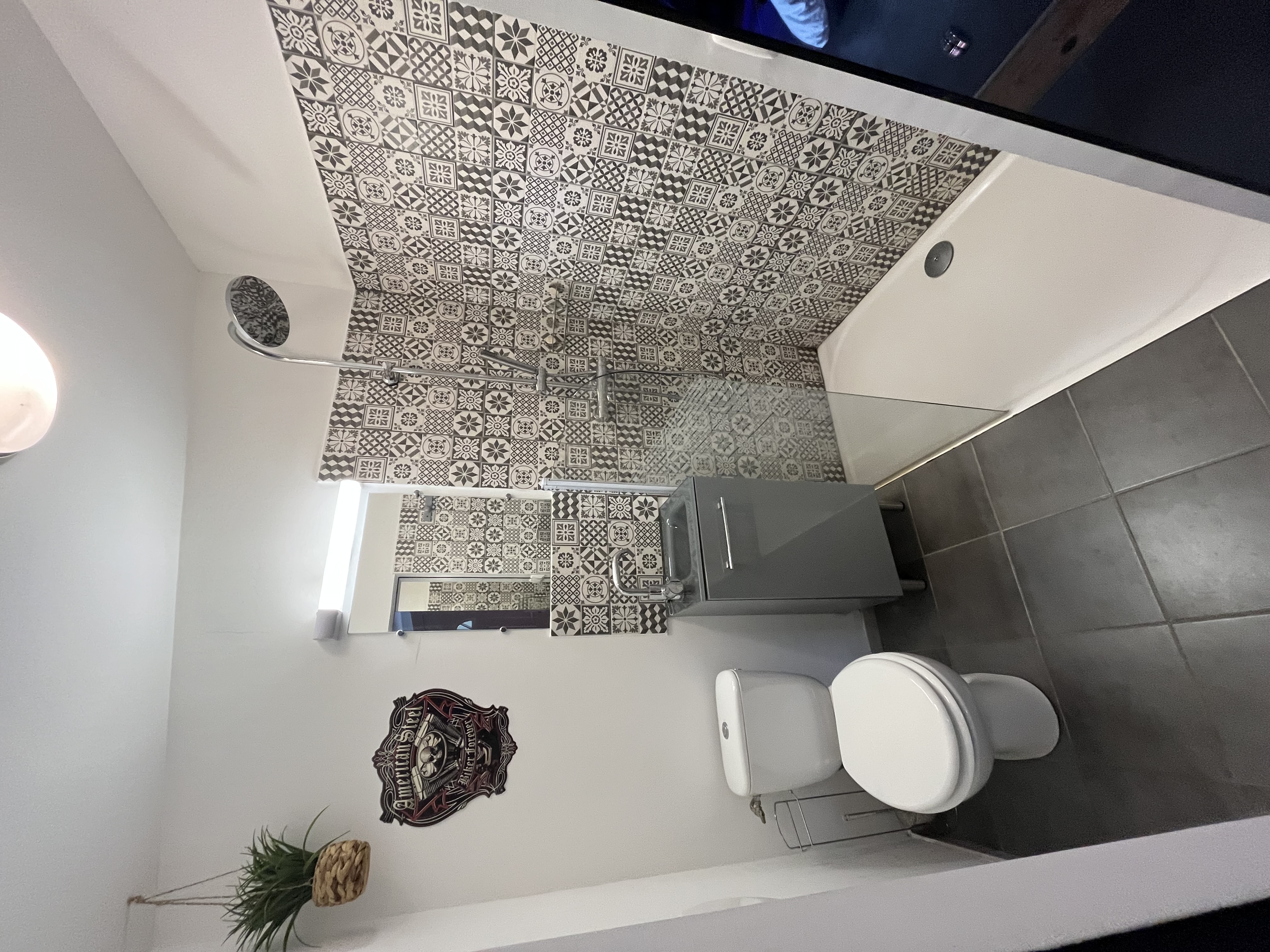 Kustom Kulture — Chambre à thème avec baignoire balnéo à Tarn à Albi — espace de vie