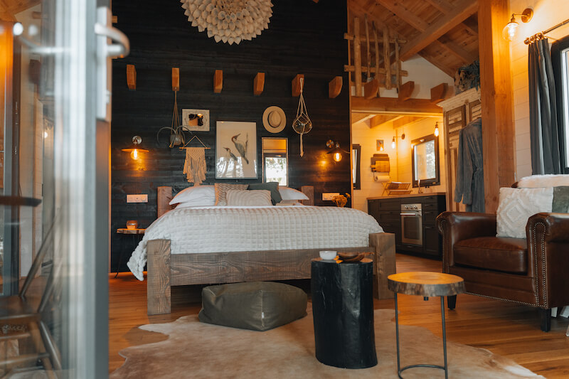 Cabanon Perché — Cabane dans les arbres avec spa à Château de Memanat à Chavanat — espace de vie