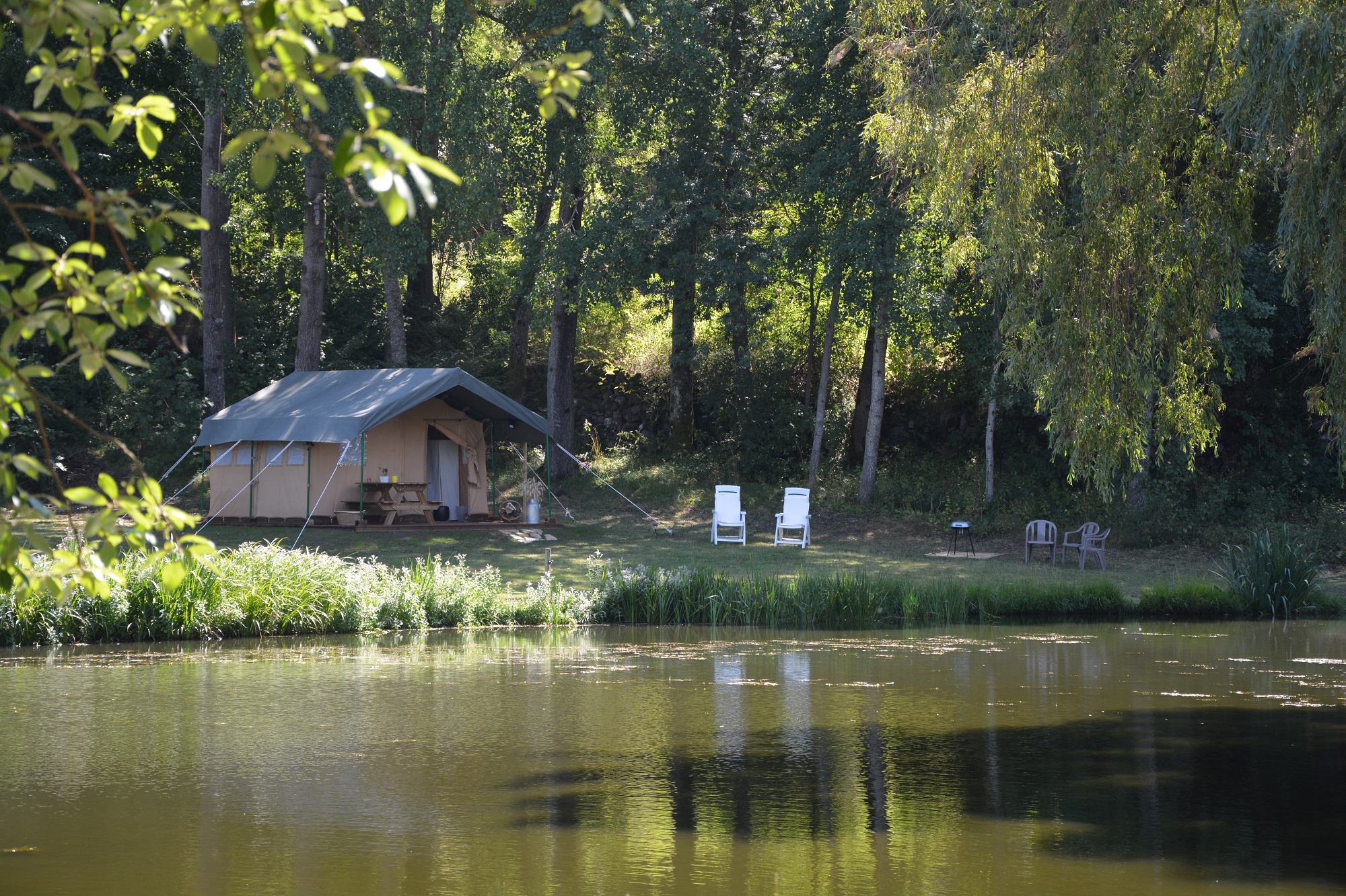 Tente Safari Lodge : une immersion au cœur de l'Auvergne à Sanssac L'eglise — vue intérieure
