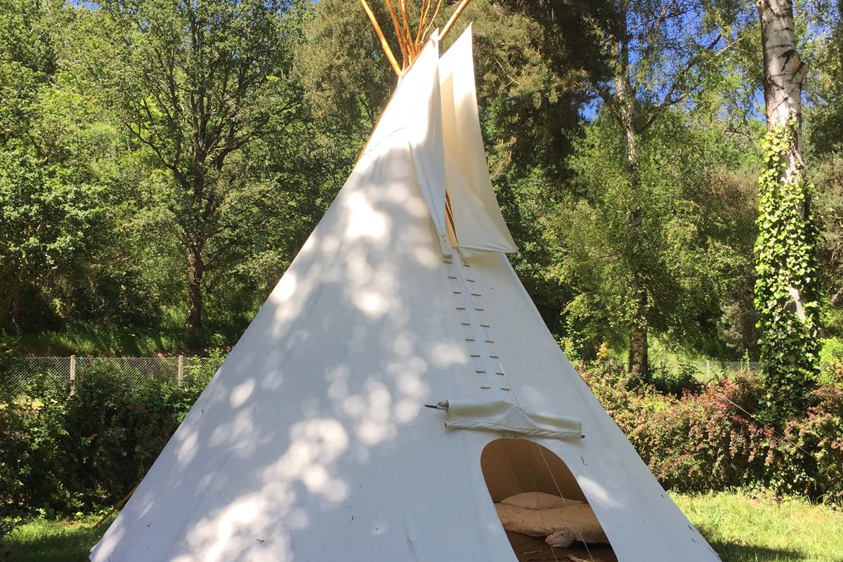 Le Tipi : une expérience immersive en Auvergne à Huriel — vue intérieure