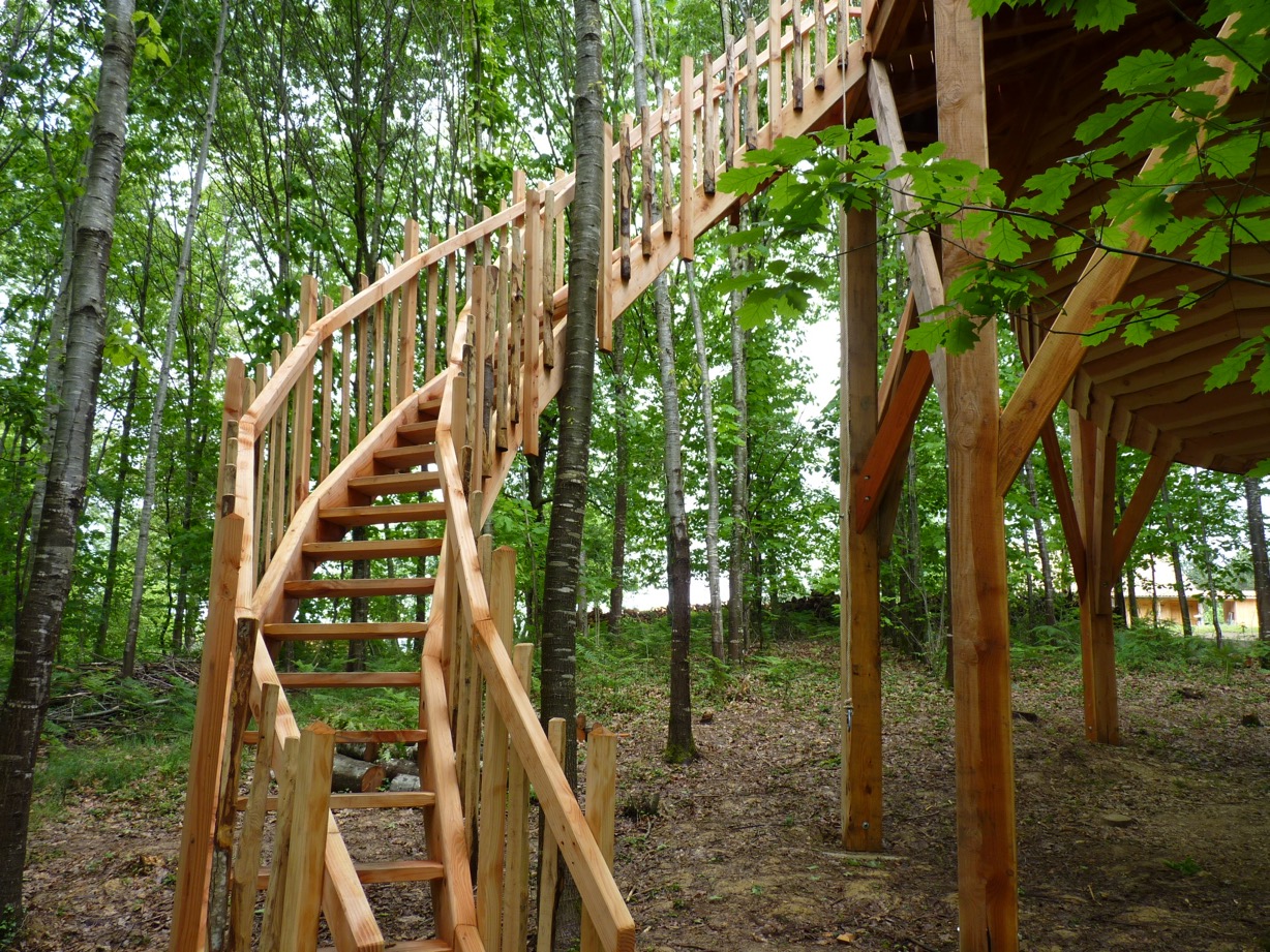 Élona : une cabane dans les arbres pour une escapade enchantée à Loubieng — vue intérieure