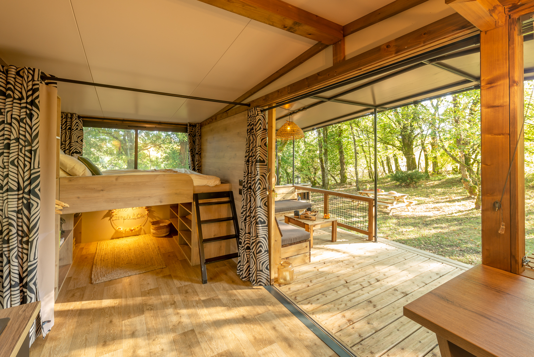 La Tiny le bois de Luce : une évasion moderne en pleine nature à Le Montat — vue depuis la terrasse