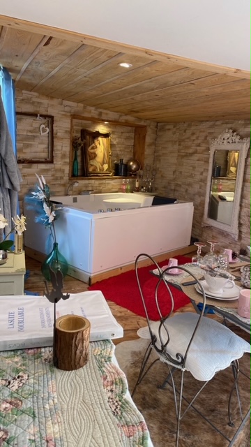 Évasion sensorielle dans une suite avec spa en Provence à Barjols — salle de bain