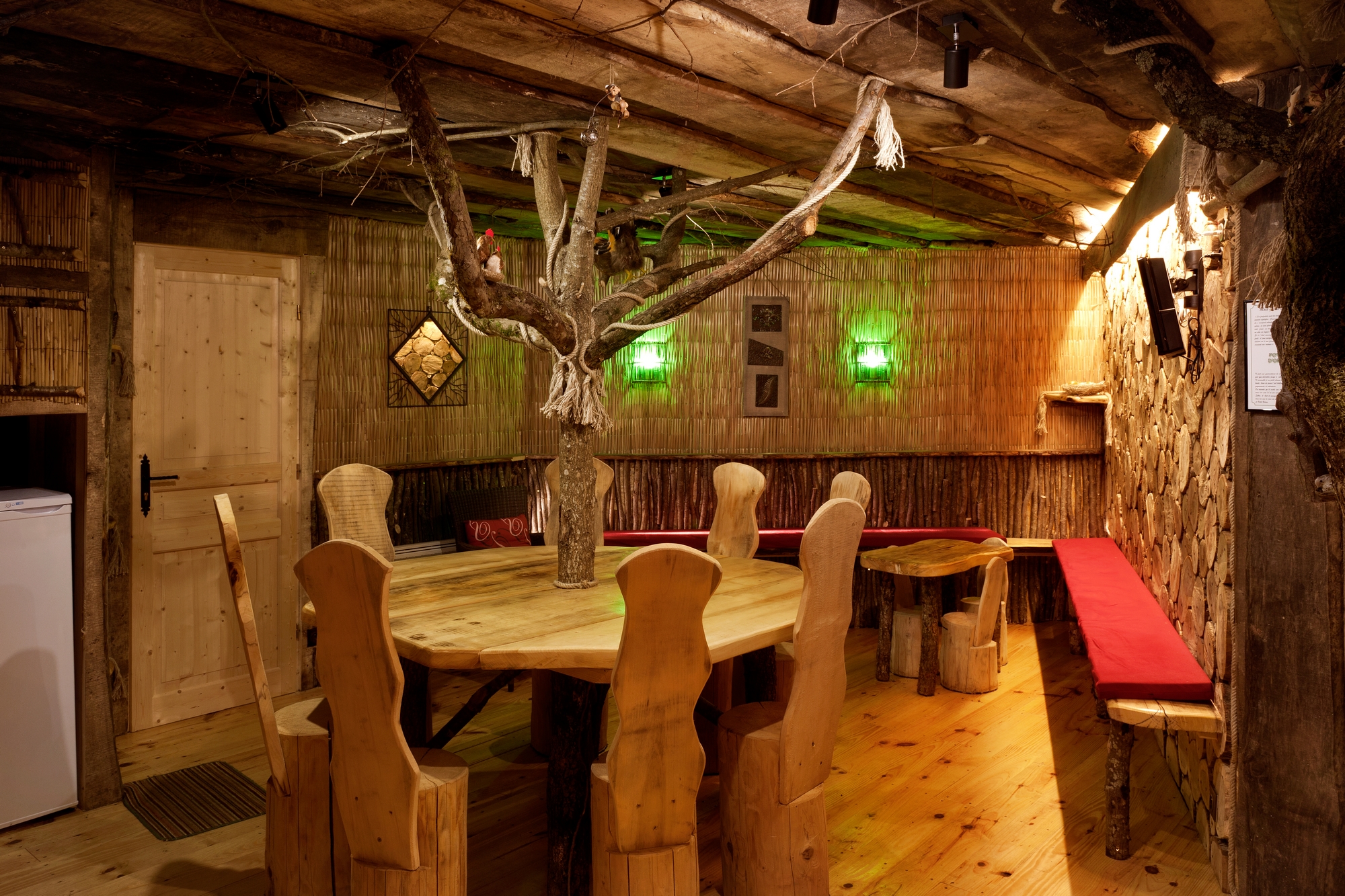 Évasion dans une cabane végétalisée : Maison des Farfadets à Dienne — espace de vie
