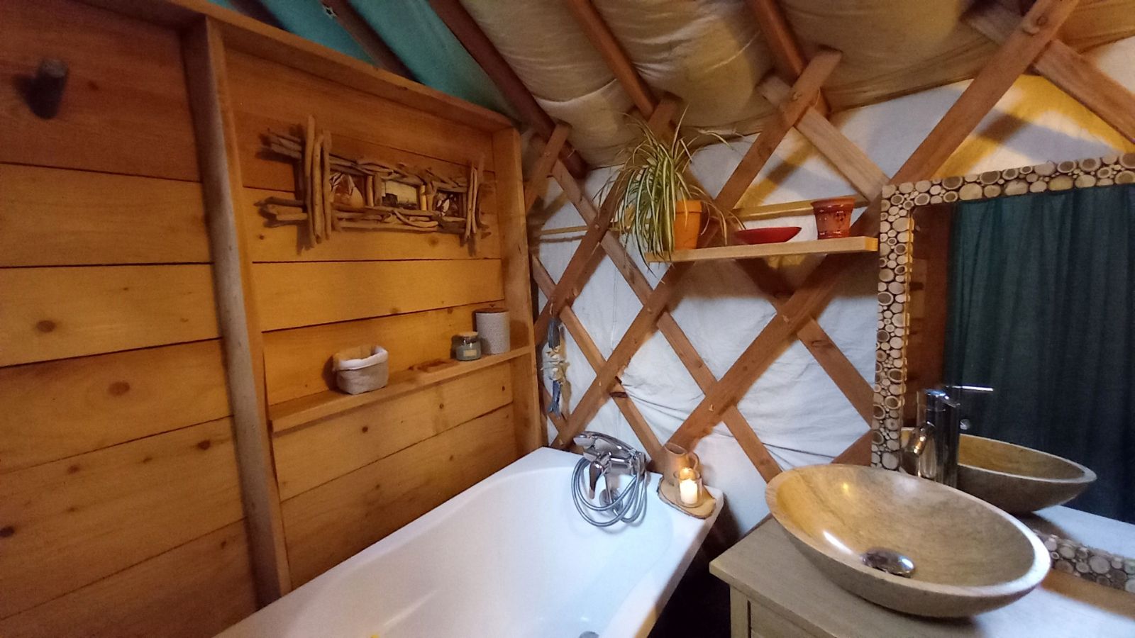 Yourte Immersion Nature : un cocon au cœur de l'Auvergne à Saint Etienne De Chomeil — chambre