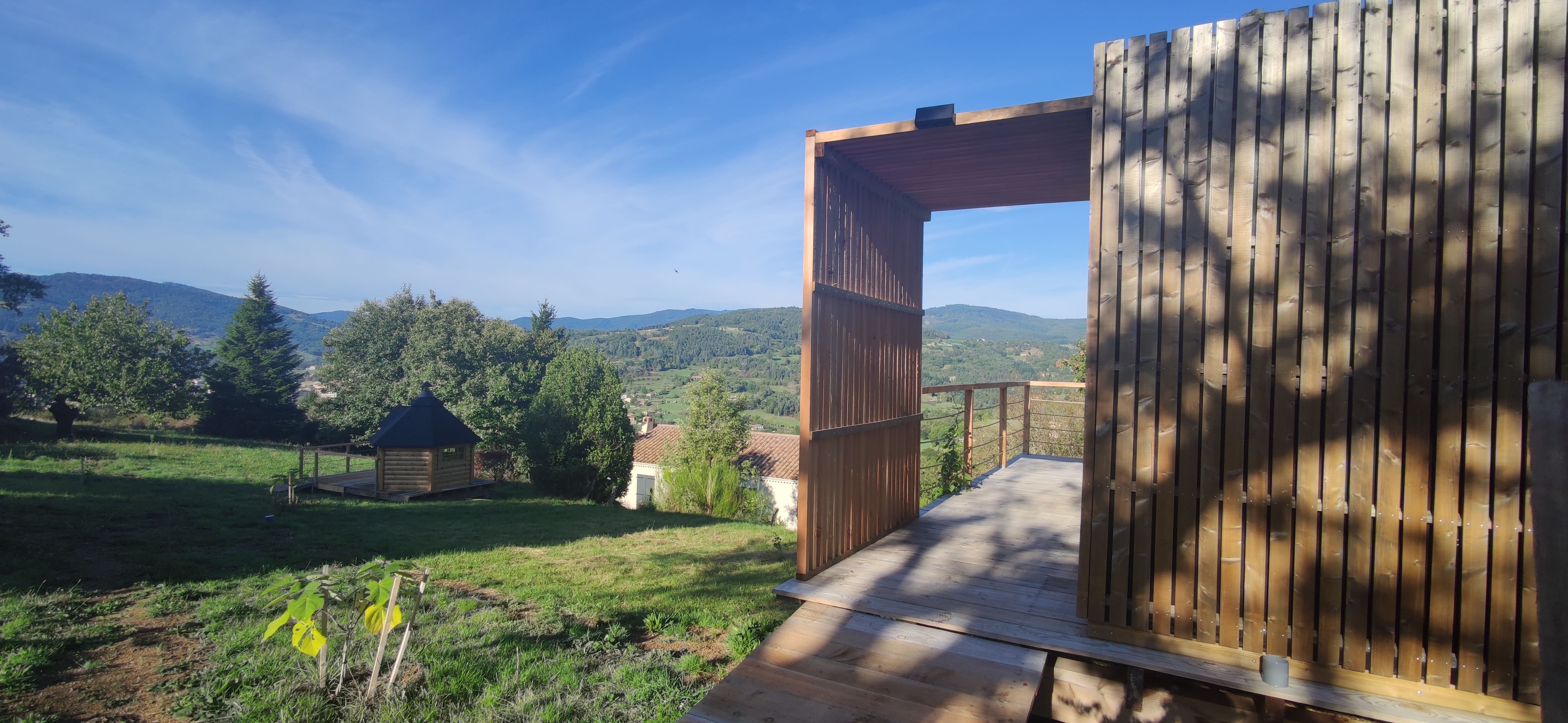 Cabane du Lutin — Cabane sur pilotis avec spa à Ardèche à Aubenas — détail architectural