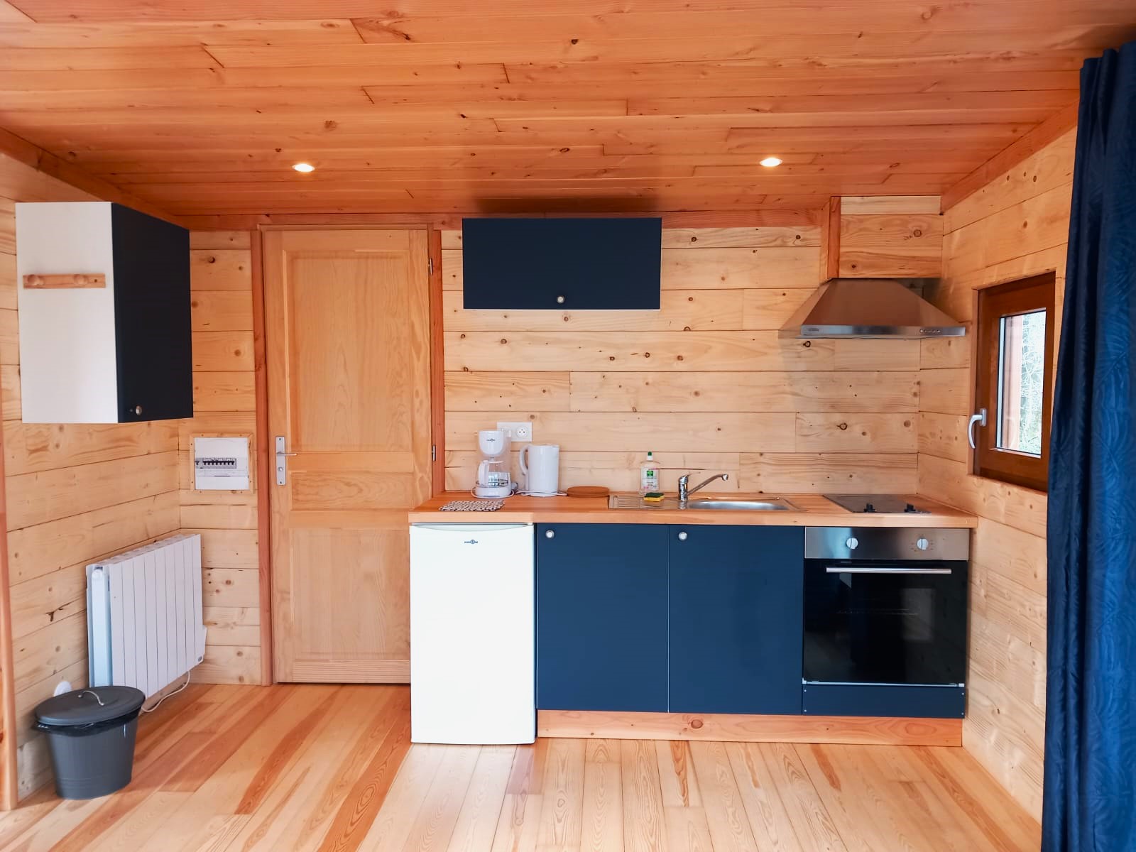 Cabane de la Forêt au bord d'un lac : une échappée enchantée à Condat-En-Combraille — salle de bain