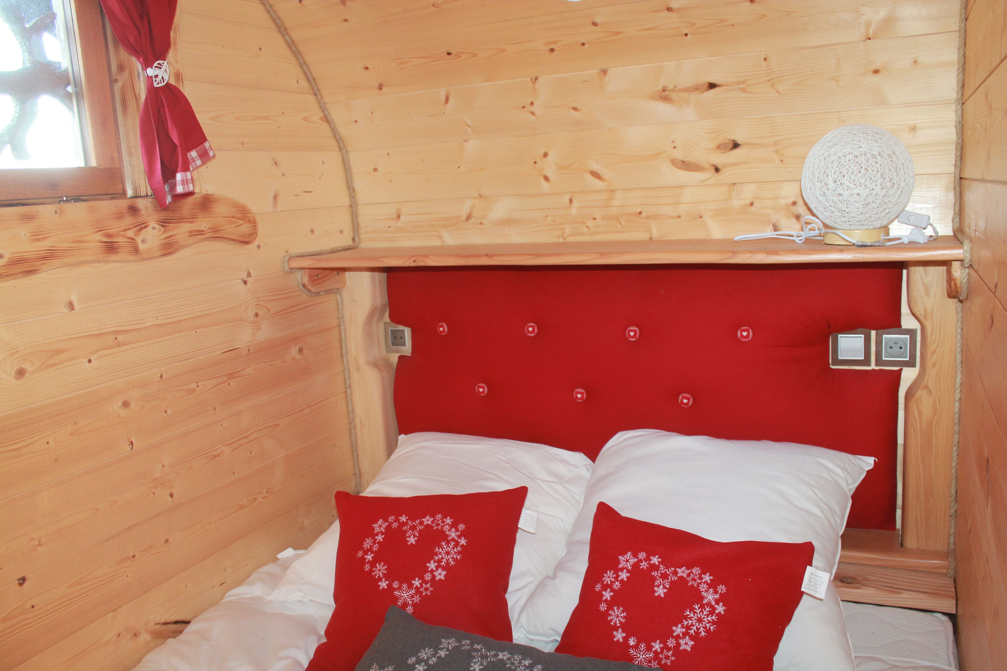 La Chaumière de Nélya : une cabane avec spa en pleine nature à Romain Sur Meuse — espace de vie