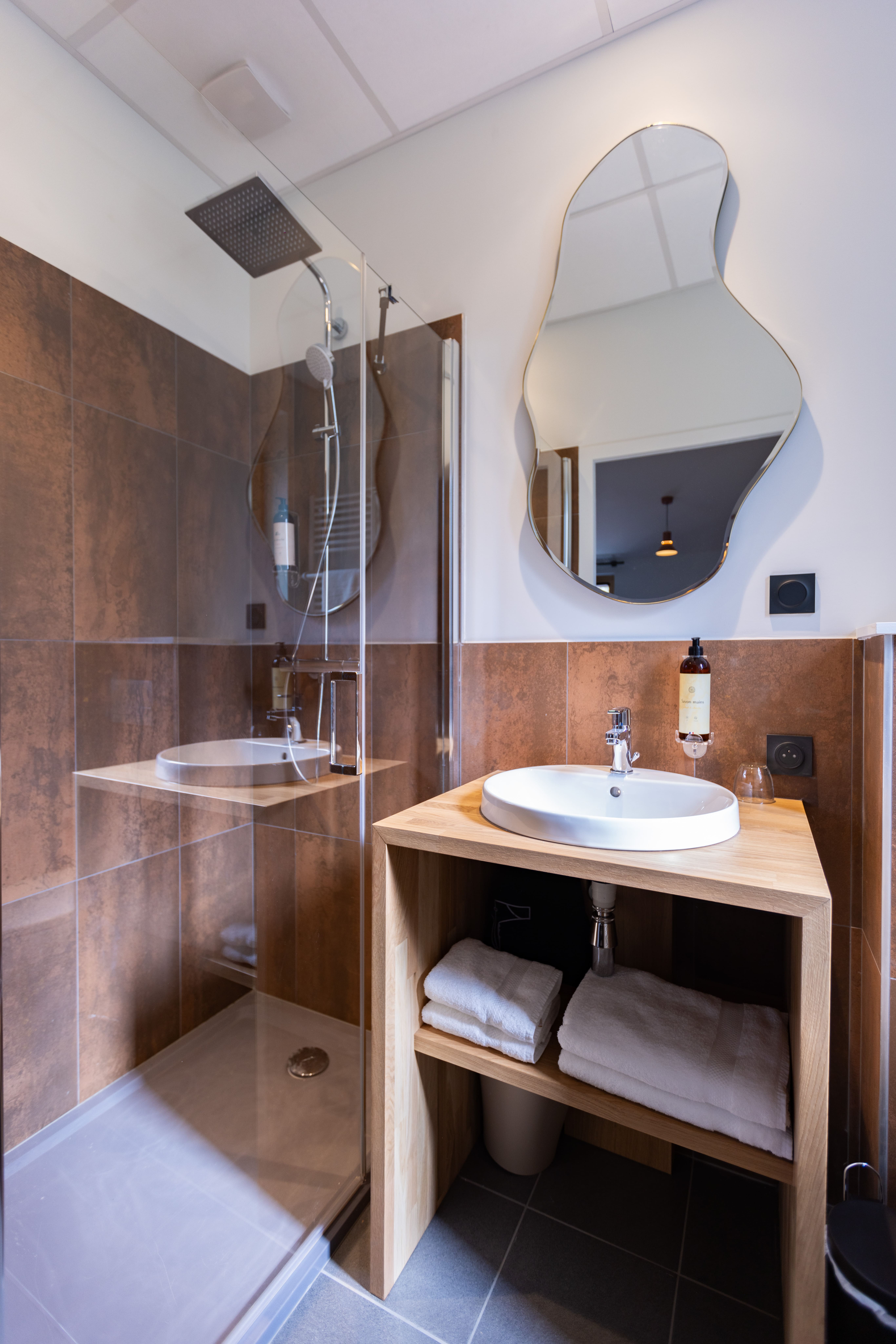 Lodge cosy — Ecolodge avec spa à Lemptégy (Puy-de-Dôme) à Saint-Ours — salle de bain