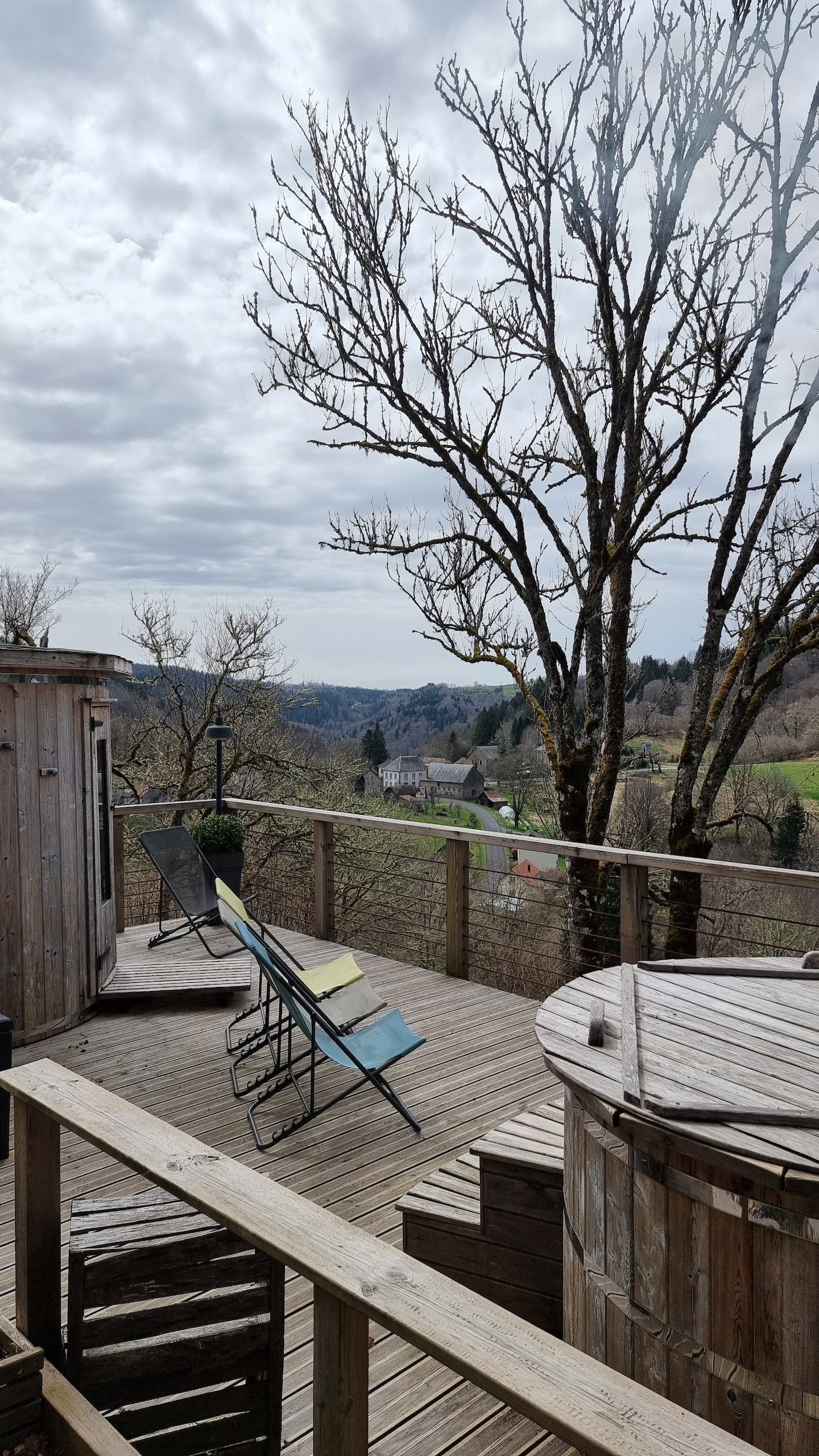 Cabane Chataignier — Cabane sur pilotis avec spa à Puy-de-Dôme à Orcines — environnement naturel