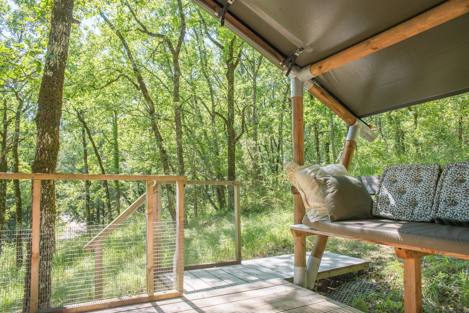 Shimoni — Tente luxueuse avec spa à Tarn-et-Garonne à Varen — espace de vie