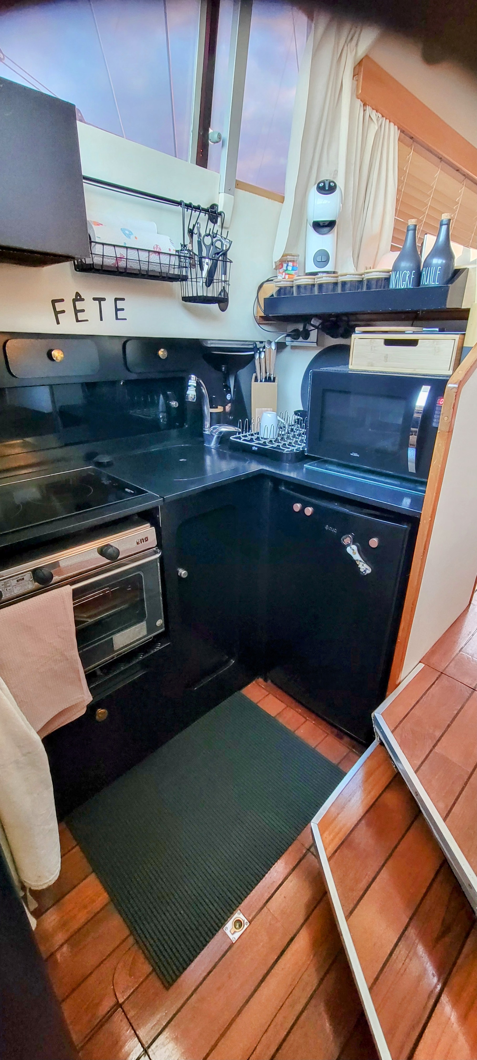 BATEAU de STANDING tout confort — Péniche avec spa à Pyrénées-Orientales à Le Barcarès — vue depuis la terrasse