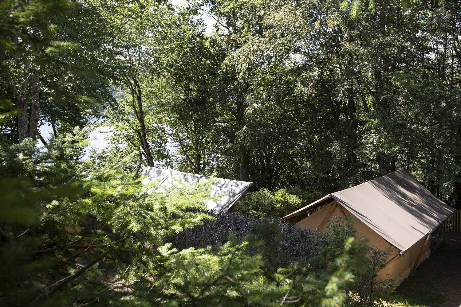 Tente Trappeur — Glamping au bord du Lac de la Siauve dans le Cantal à Saint-Genis-Les-Ollières — espace de vie