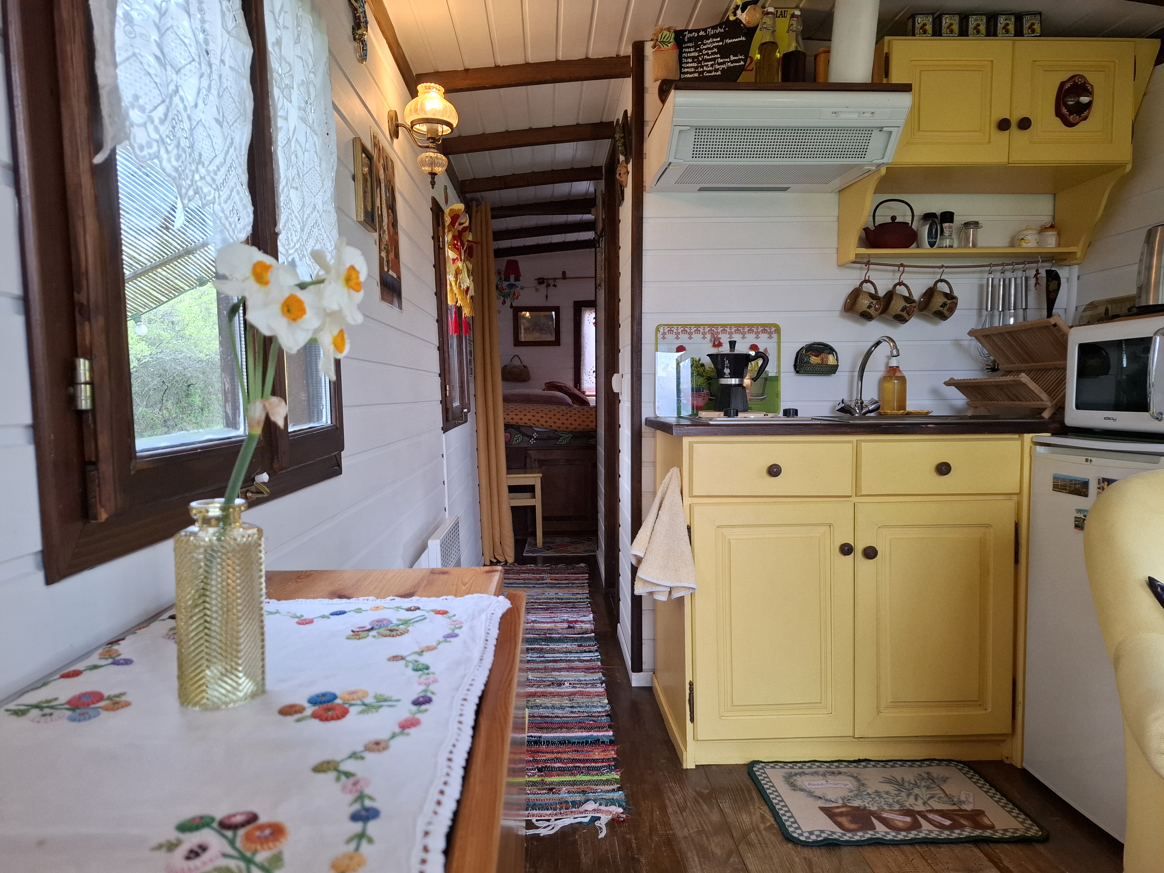 Belle des Prés — Roulotte colorée avec spa à Sud-Gironde à Bourdelles — environnement naturel