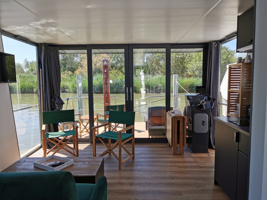 Photo 3/9 — Maison flottante « Lodge Boat Fanny — Maison flottante avec spa à Gard » à Aigues-Mortes Gard