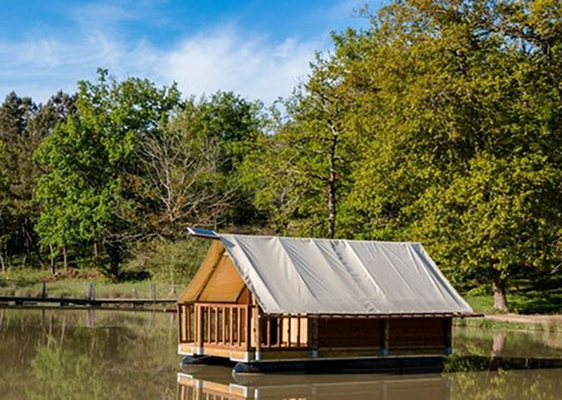 La p'tite Cabane flottante — Cabane sur pilotis avec spa à Gers à Riguepeu — vue depuis la terrasse