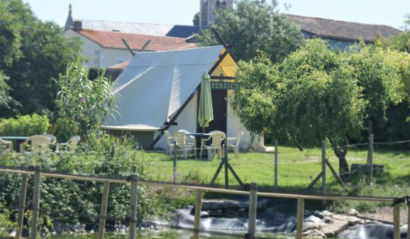 Toile trappeur d'Artémis — Cabane avec spa à Elosparc dans les Deux-Sèvres