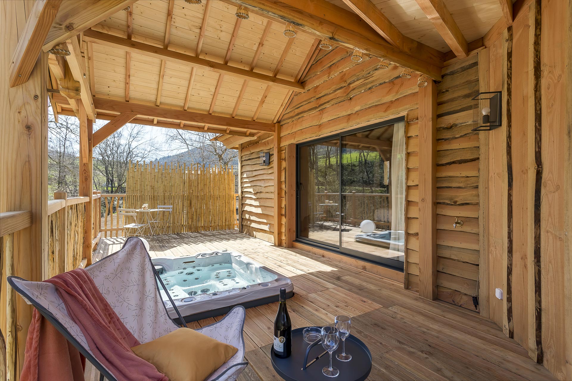 Cabane Verveine & SPA : une expérience suspendue en Rhône-Alpes à Satillieu — salle de bain