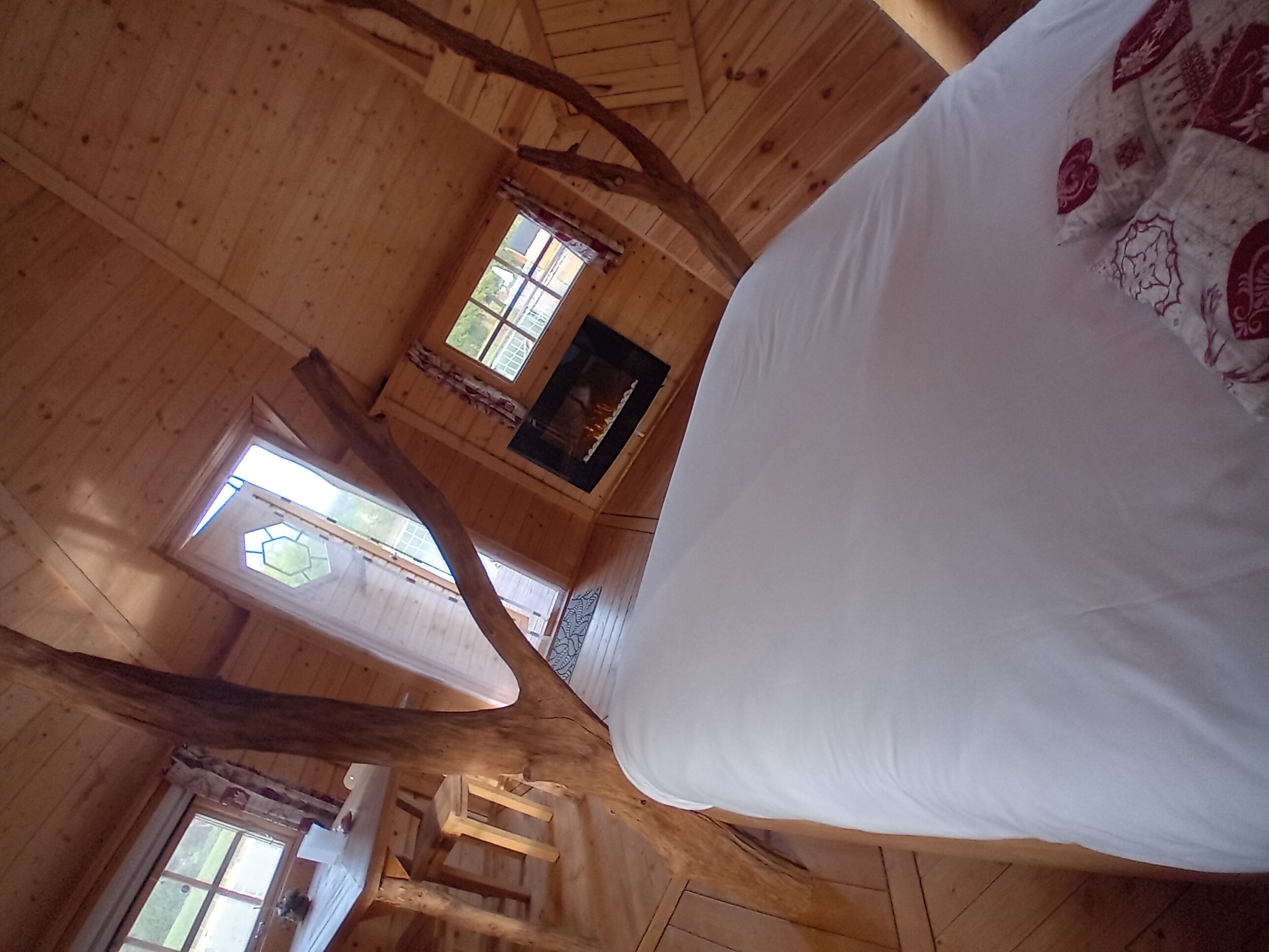 Le cerf : une cabane flottante au cœur de la Lorraine à Givrauval — espace de vie