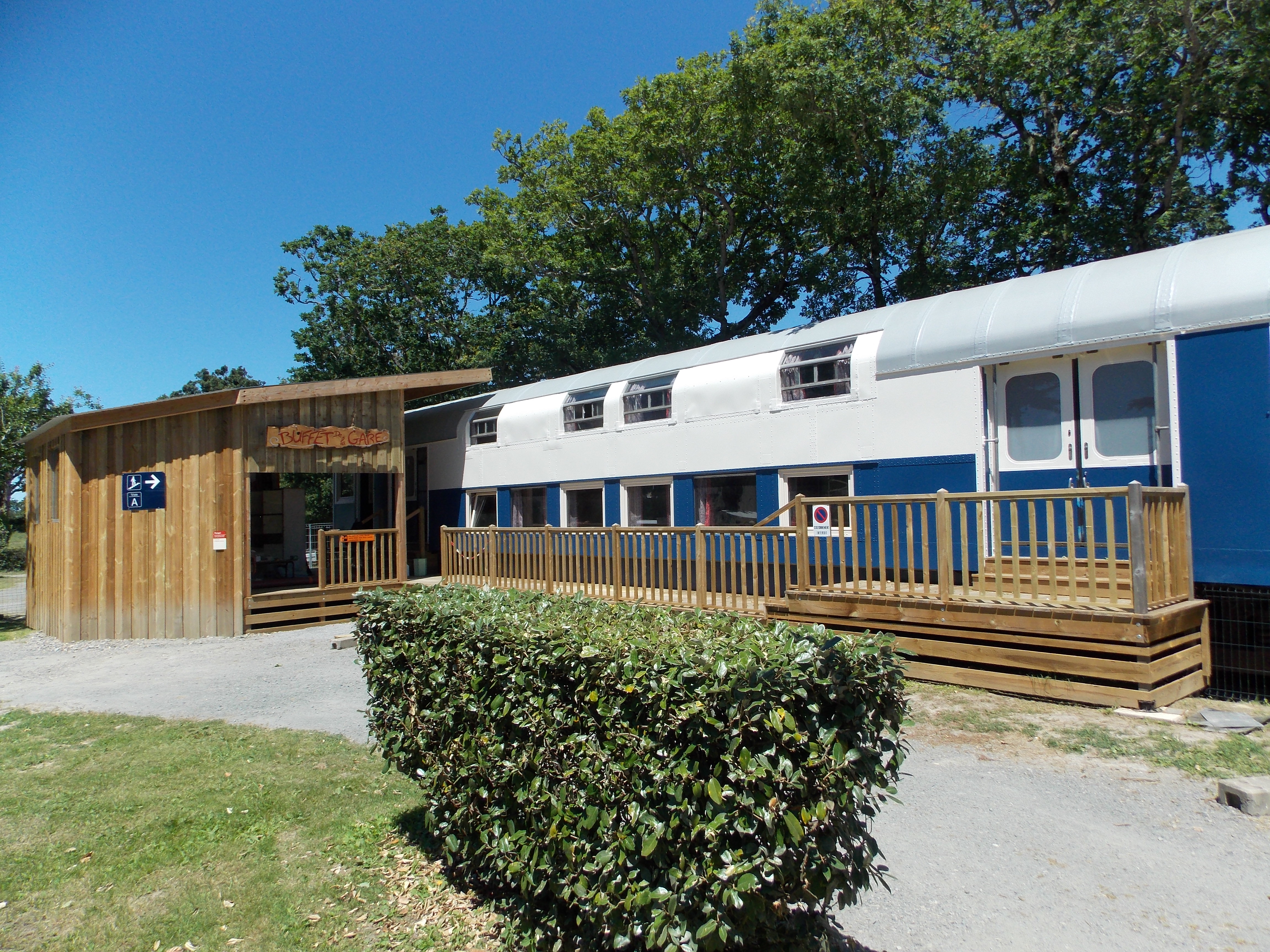 Wagon de Train 16 places — Hébergement insolite avec spa à Loire-Atlantique à La Baule-Escoublac — espace de vie