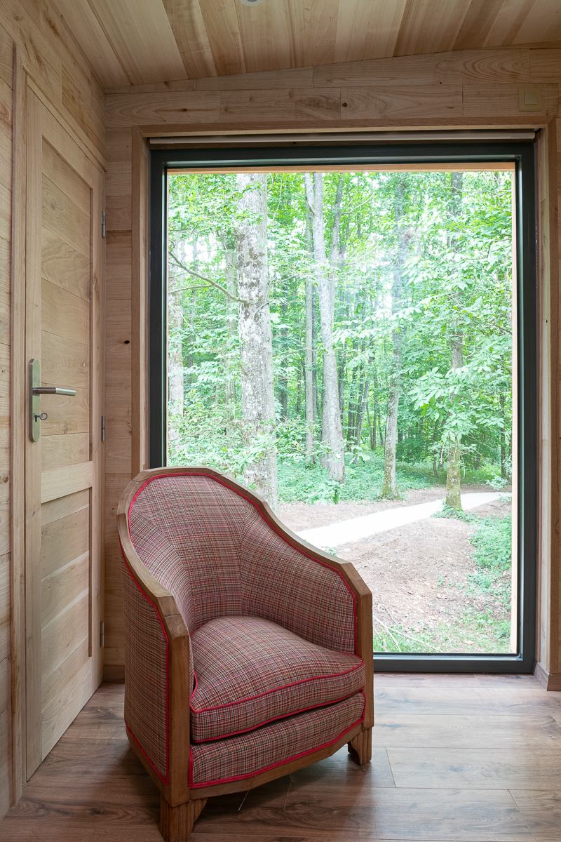 Flora Pertica : une cabane sur pilotis au cœur de la nature à Courcerault — détail architectural