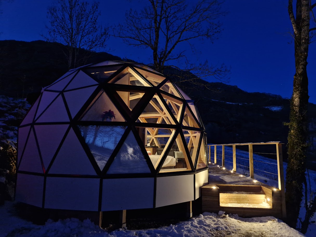 Bulle de neige et nature — Dôme avec spa à Cantal à Saint-Jacques-des-Blats — chambre
