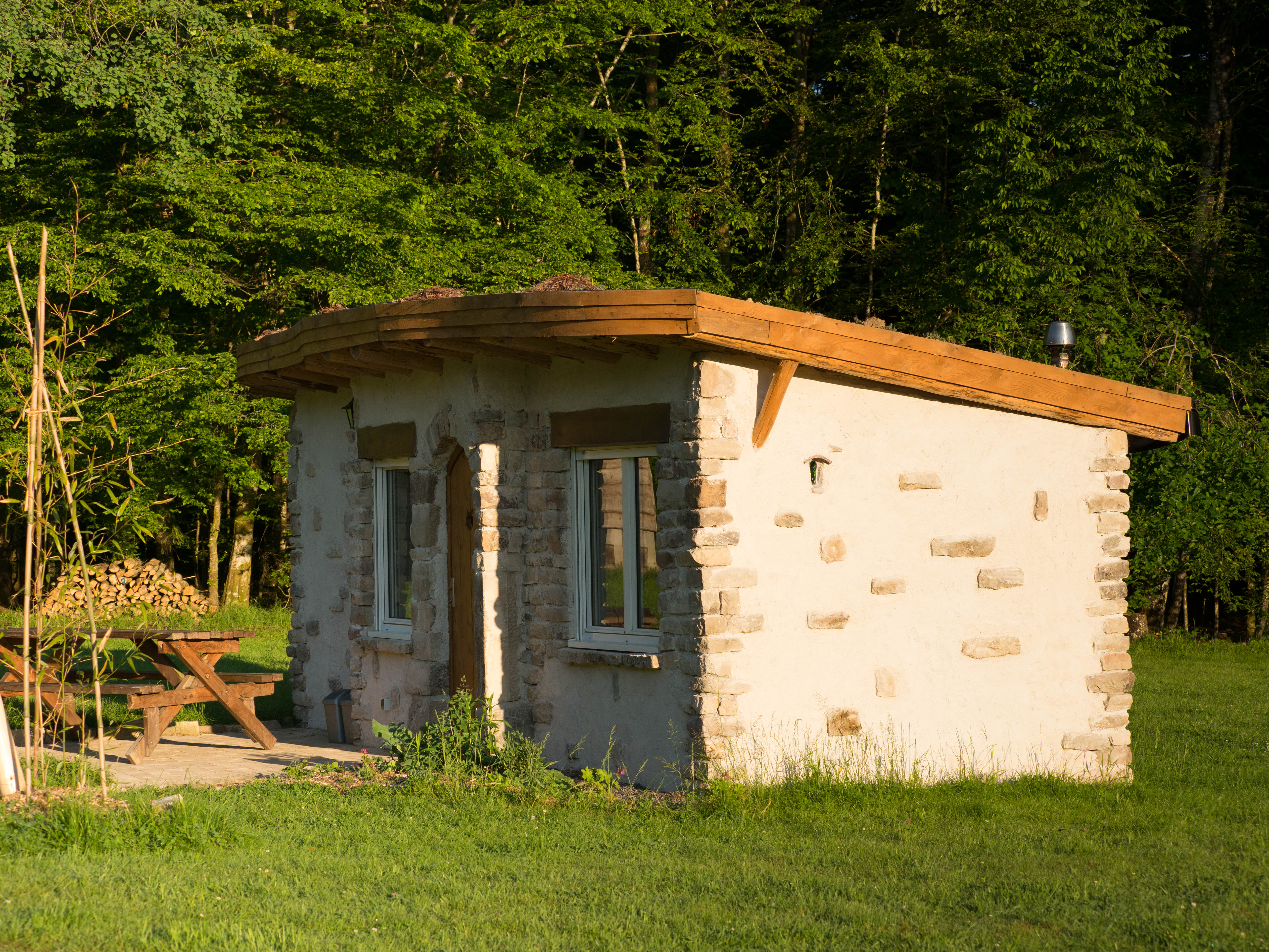 La Cabane en Pierre : une expérience unique en pleine nature à Claudon — vue intérieure