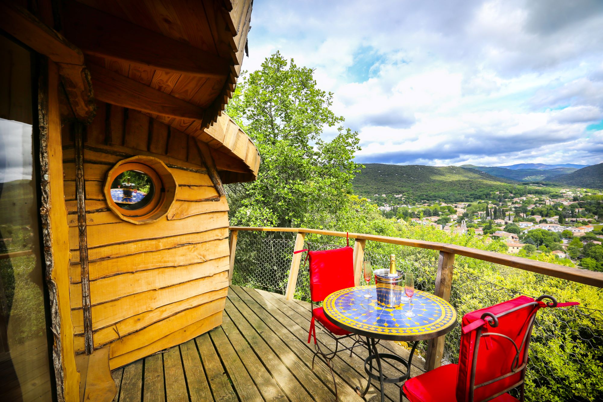 Cabane Romances Nippones — Cabane perchée à 2m dans l'Hérault