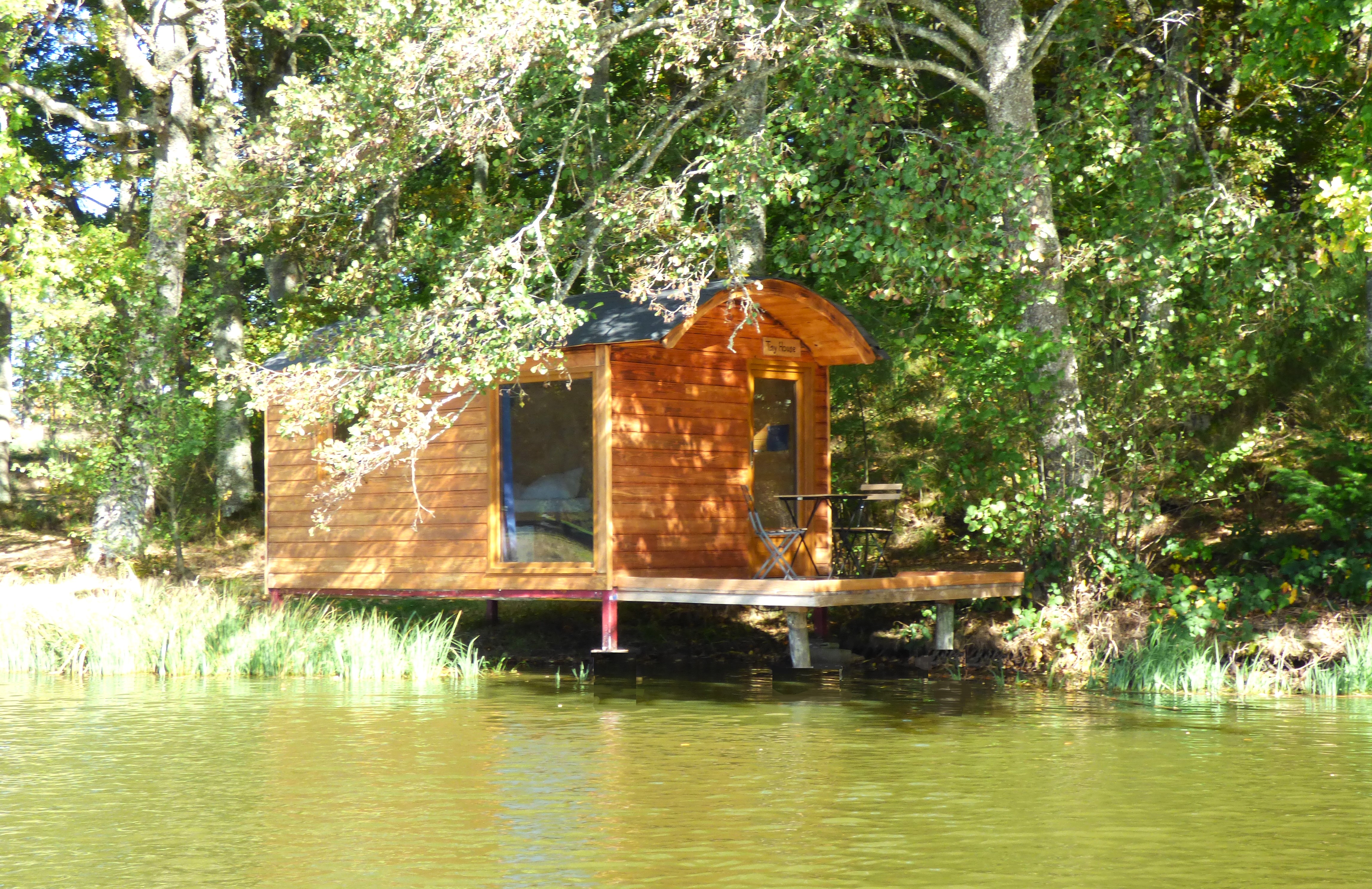 Évasion en Tiny House au bord d'un lac en Auvergne à Condat-En-Combraille — vue depuis la terrasse