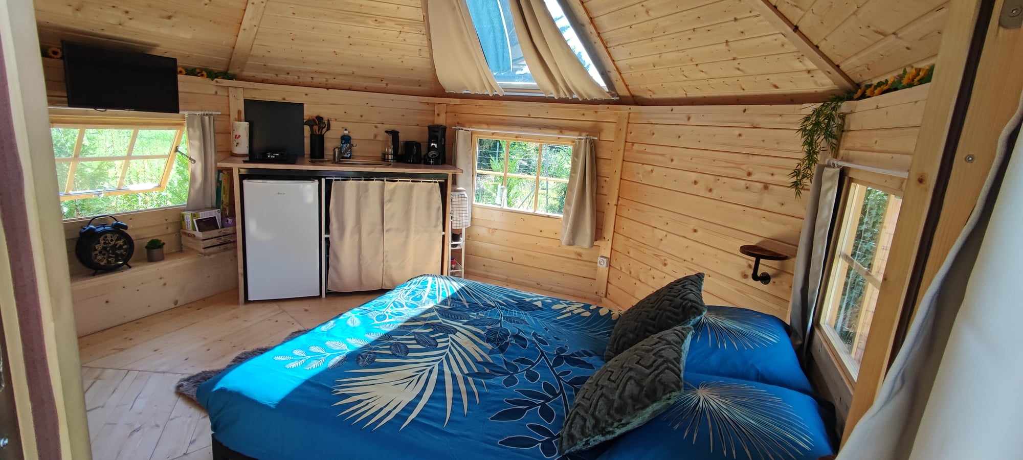 Séjournez dans une cabane Kota finlandaise au cœur de la Bourgogne à Laives — vue intérieure