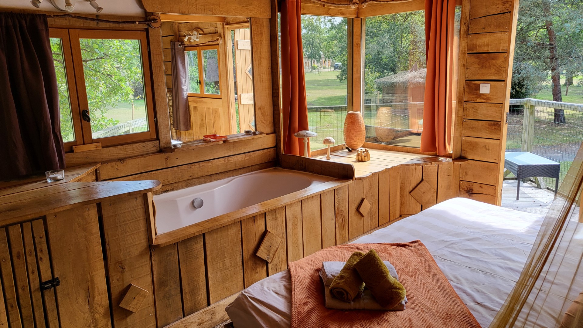 Évasion romantique dans une cabane Duo Spa en Picardie à Fere En Tardenois — espace de vie