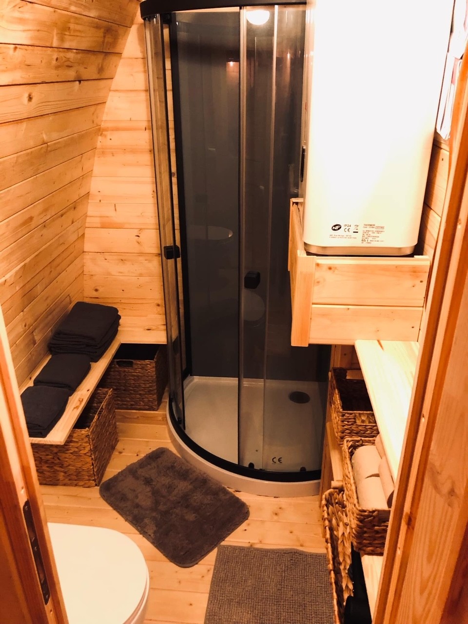 La P’tite Berta — Cabane avec spa à Yonne à Villeneuve-Saint-Salves — cuisine