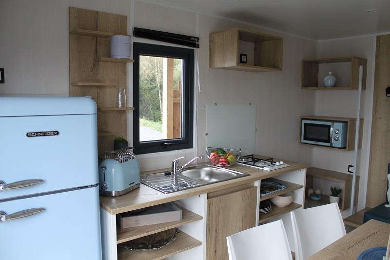 Cabane glamping sur pilotis en Midi-Pyrénées à Thérondels — salle de bain