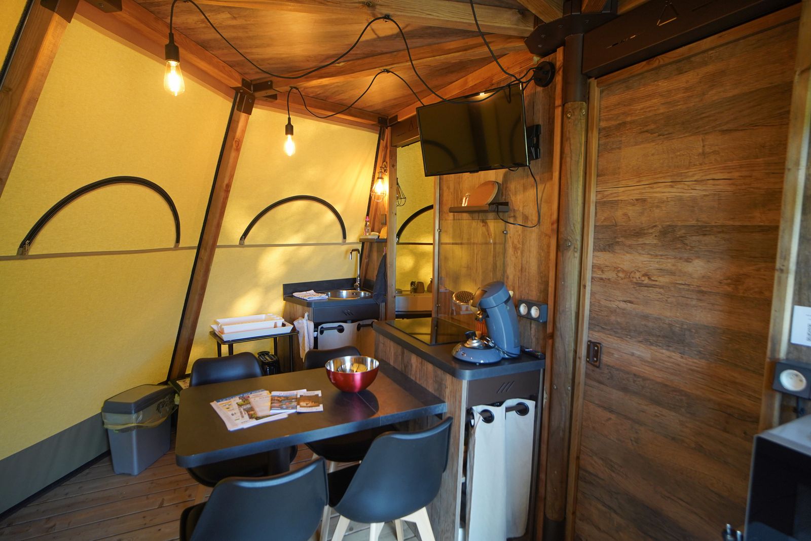Le Tipi de L'Orée des 4 chemins — Nuit avec spa à Yonne à Villeneuve-Saint-Salves — cuisine