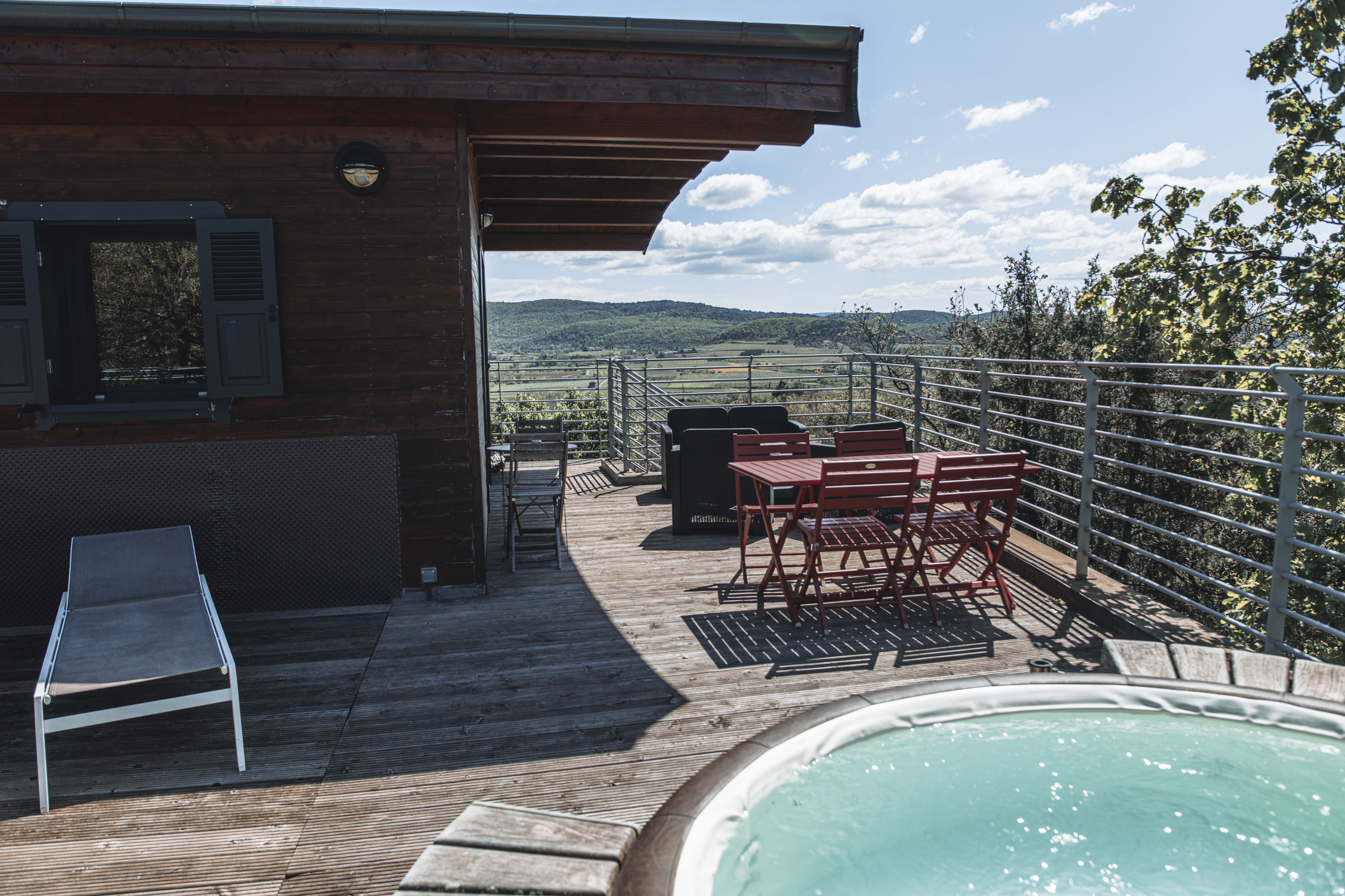 Évasion romantique dans une cabane sur pilotis avec spa à Vogüé — vue intérieure