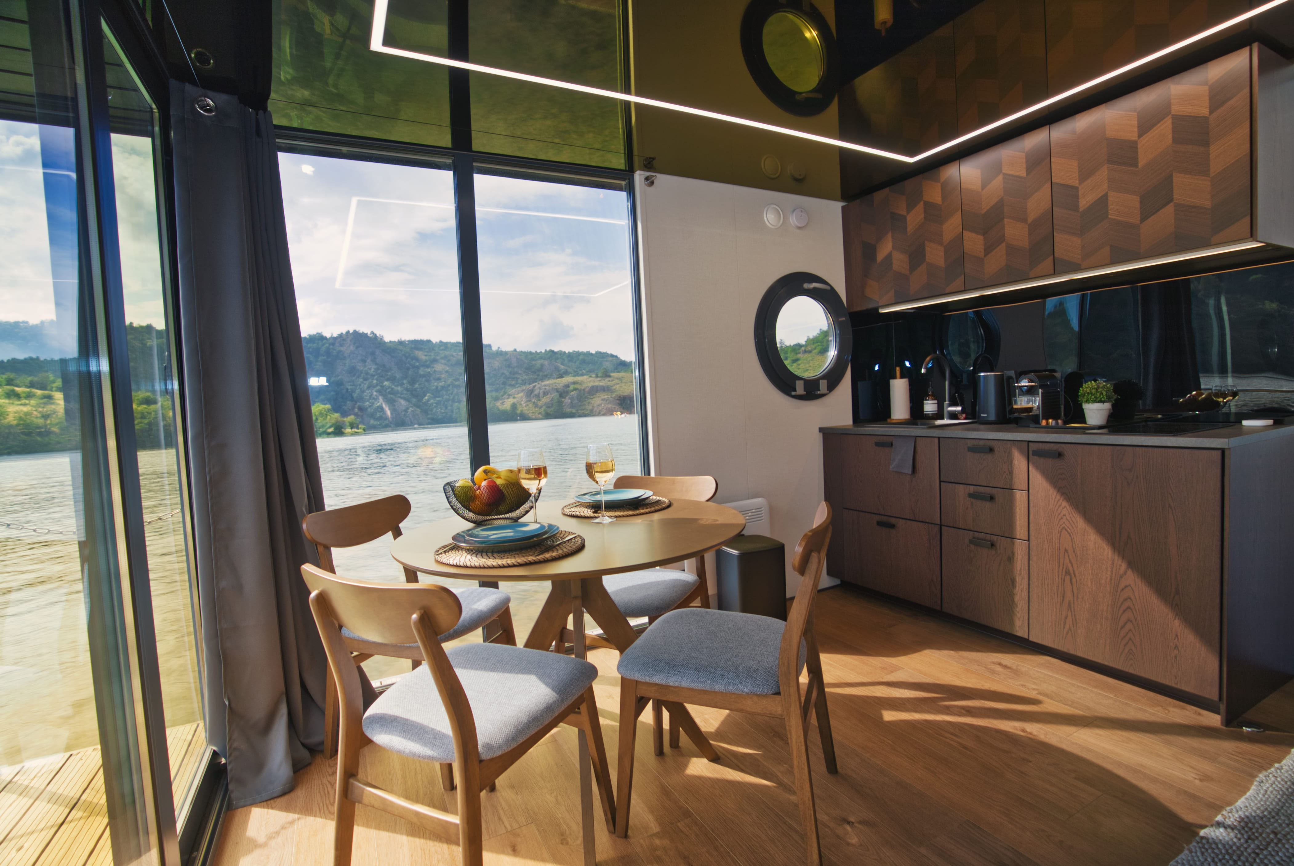 Une nuit sur l'eau : House Boat by NOMA en Rhône-Alpes à Saint-Victor-Sur-Loire — cuisine
