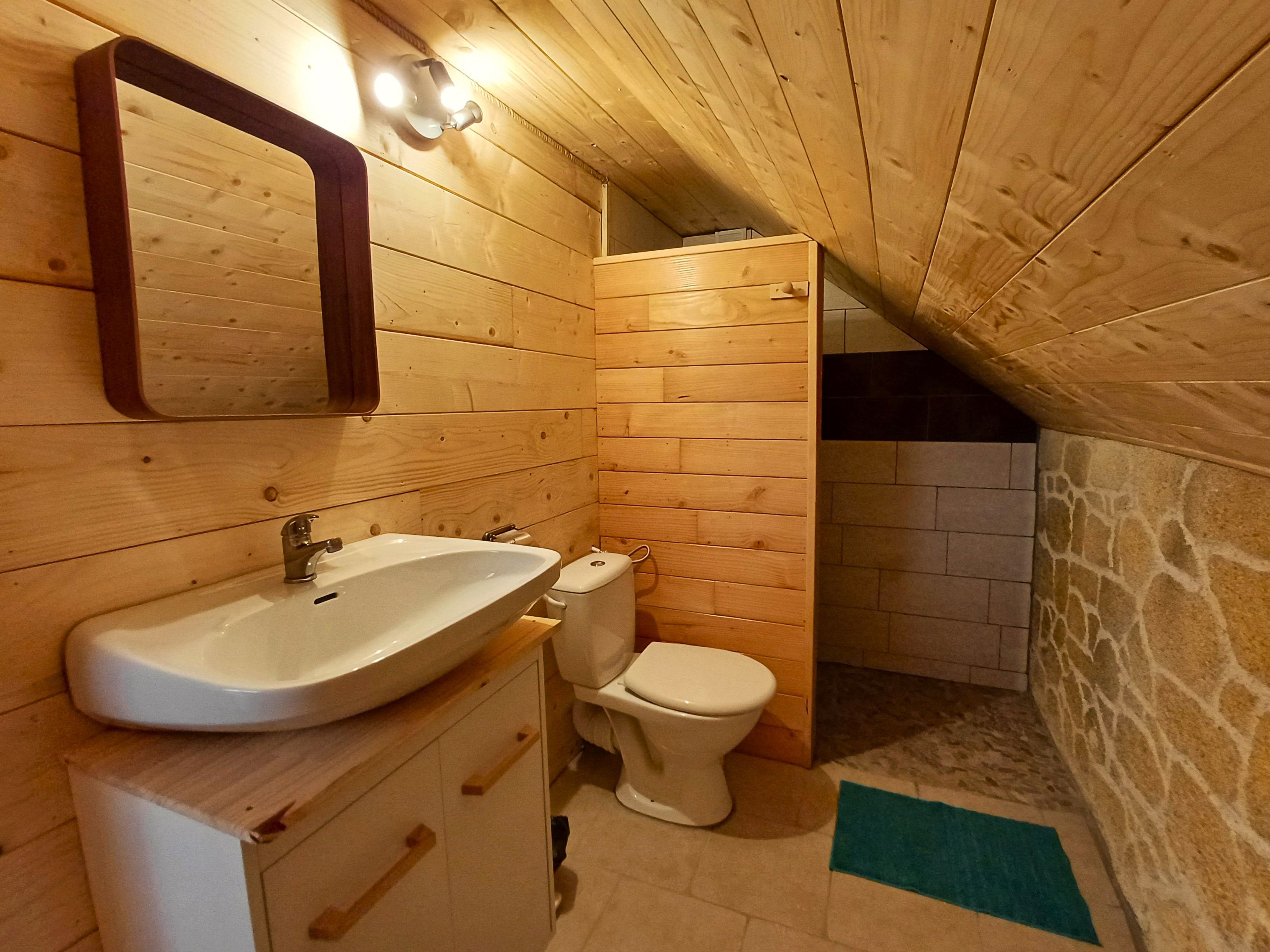 Antre du Hobbit : une expérience immersive au bord du lac à Condat-En-Combraille — vue depuis la terrasse