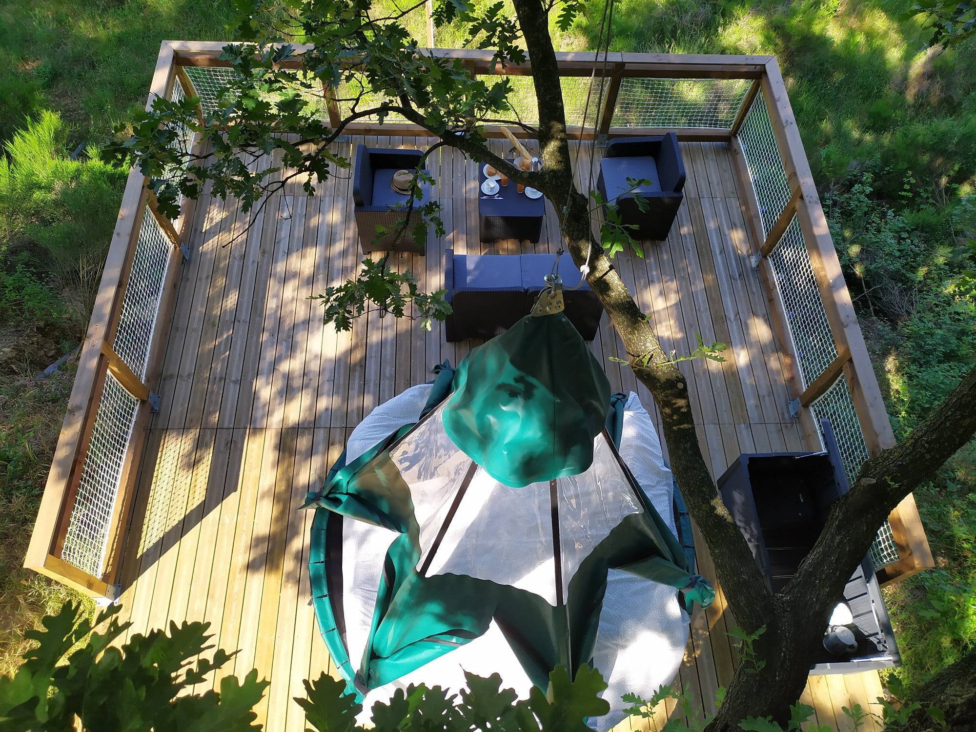 Tente suspendue émeraude : une expérience immersive en pleine nature à Albon — espace de vie