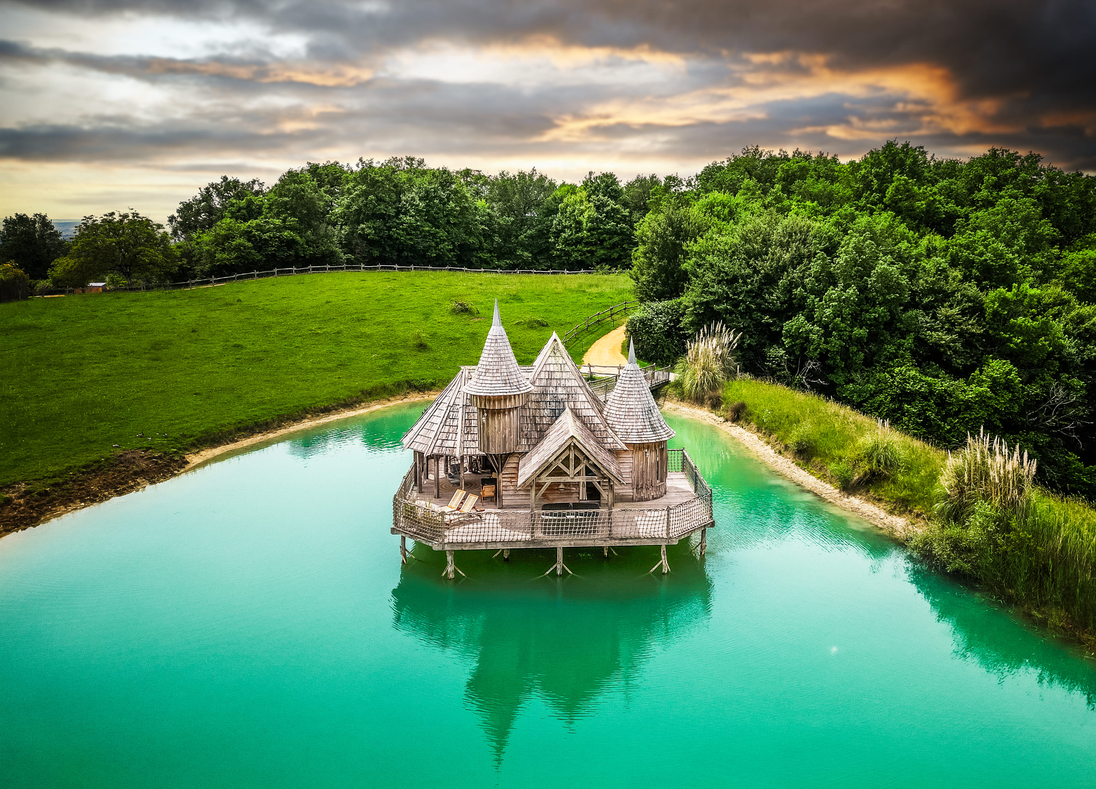Évasion romantique dans une cabane château avec spa et sauna à Beaumontois En Perigord — vue intérieure
