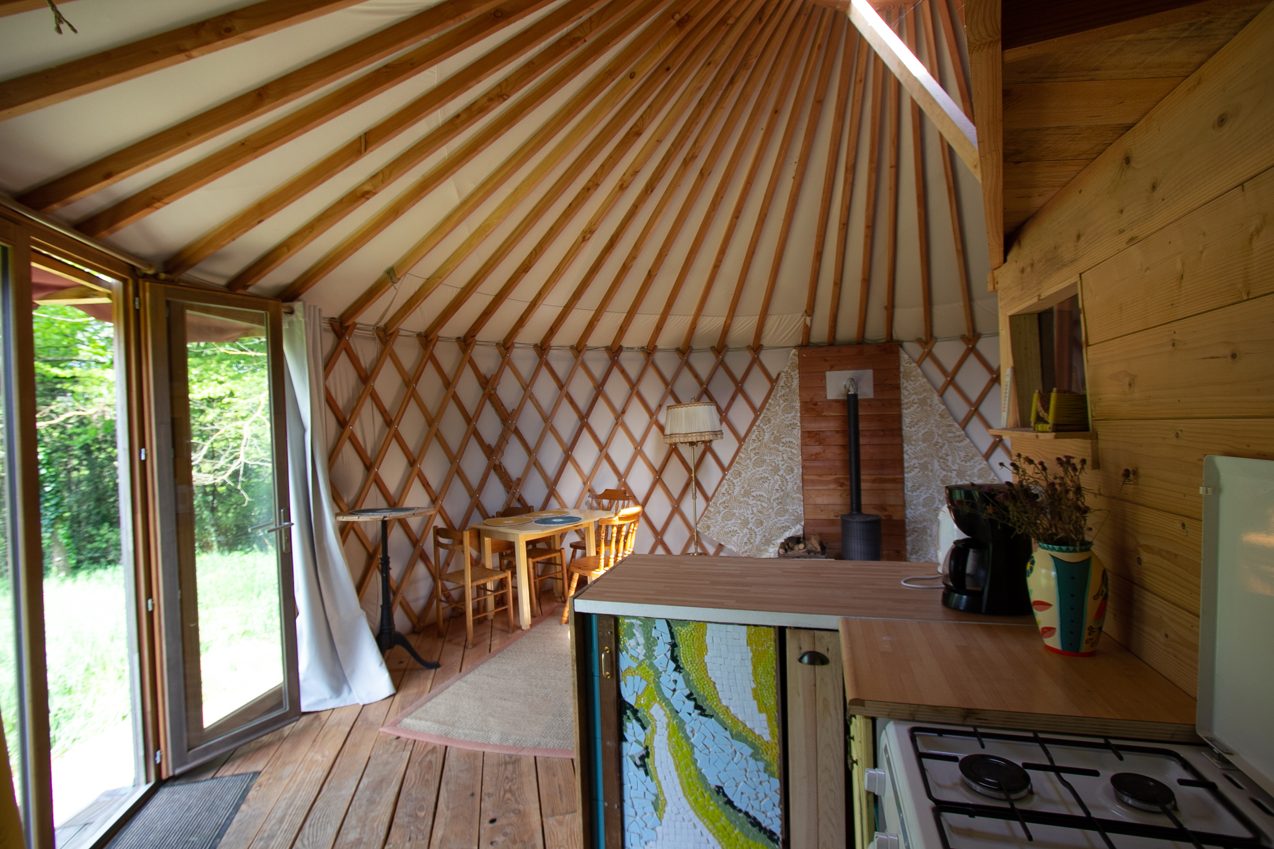 La Main Sauvage — Yourte moderne avec spa en Corrèze à Brive-la-Gaillarde — espace de vie