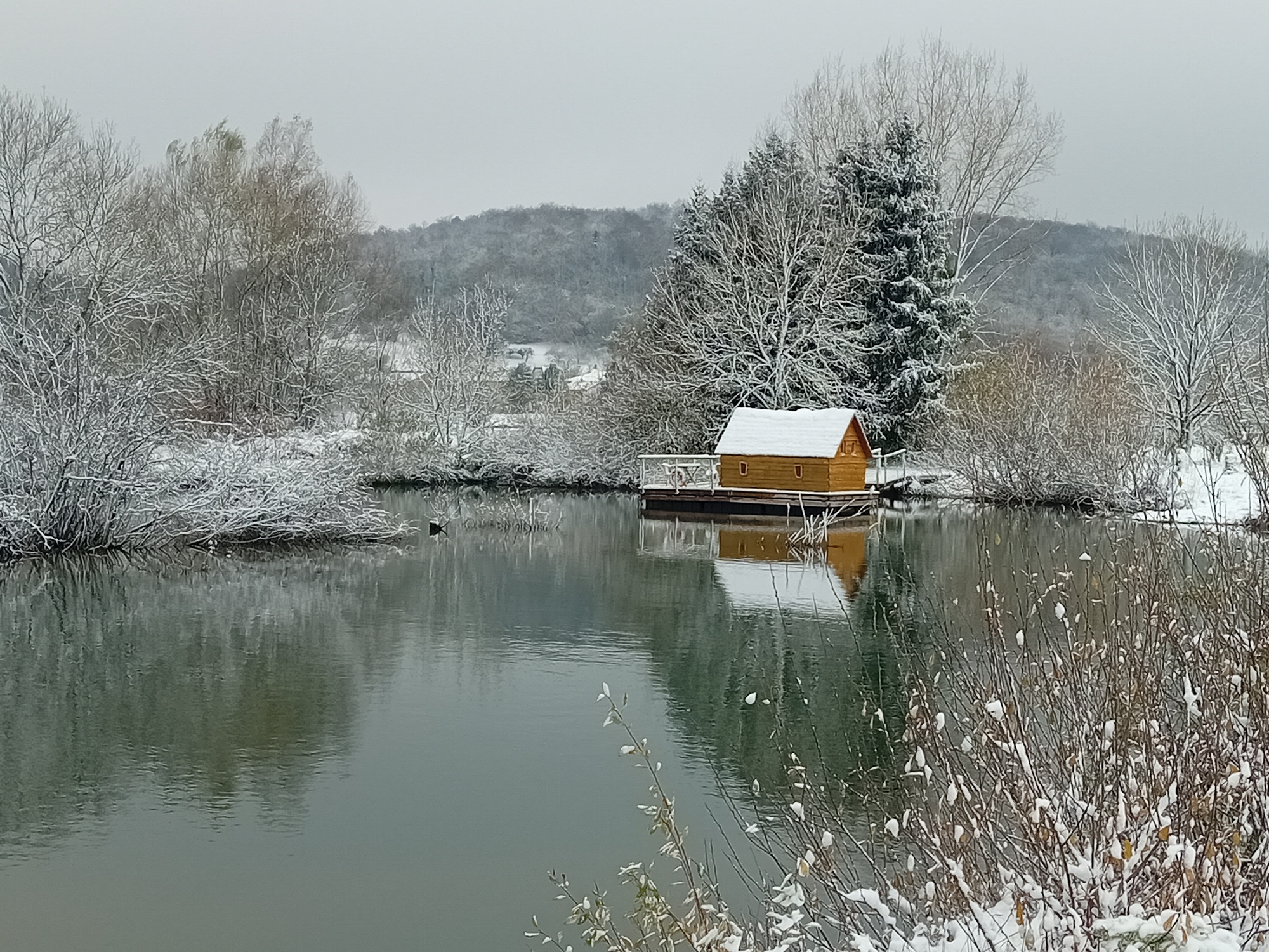 La cabane Magique : une échappée belle sur l'eau à Givrauval — cuisine