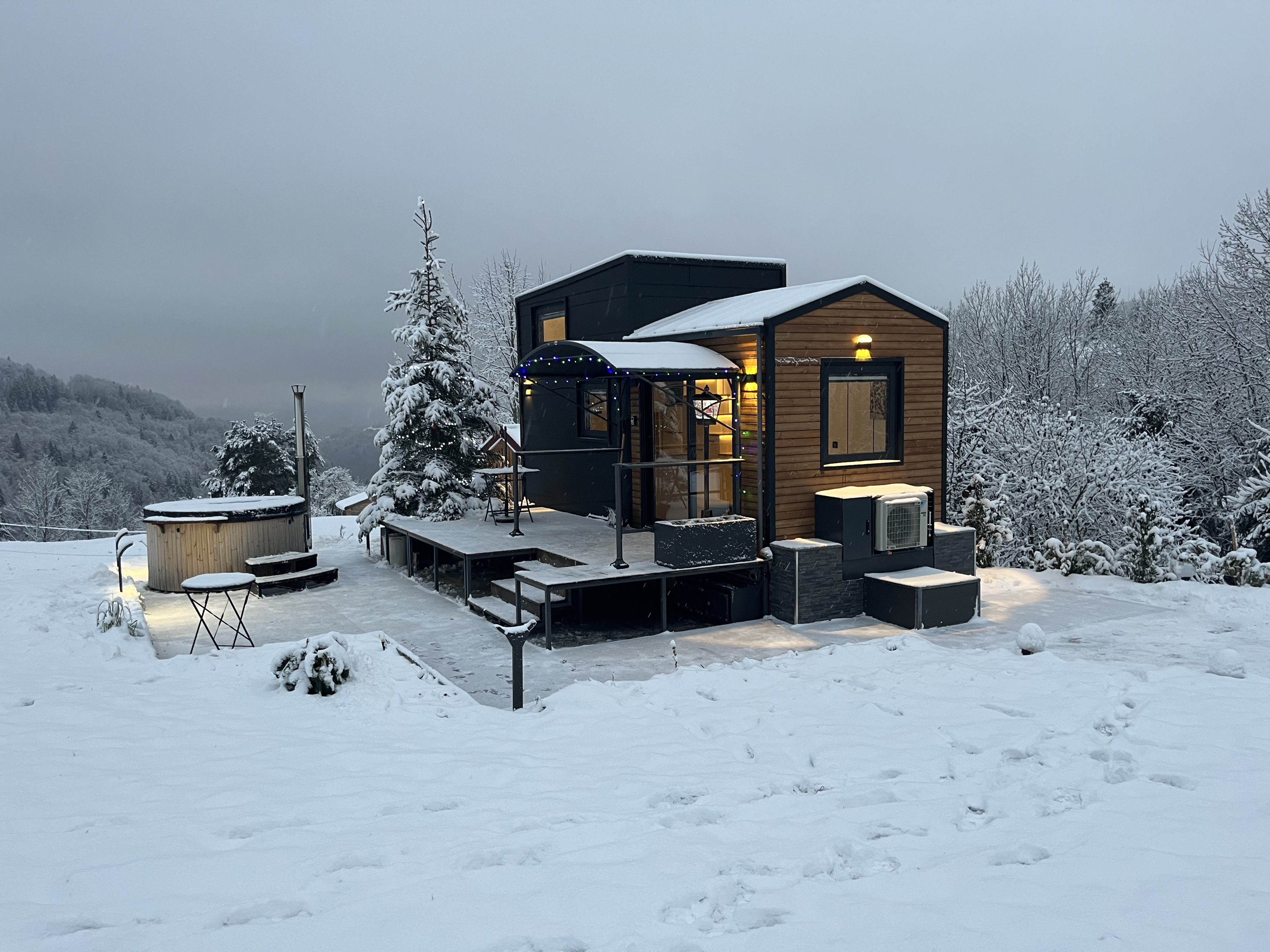 Tiny house Athena & Spa : une évasion sensorielle en Franche-Comté à St Claude — espace de vie