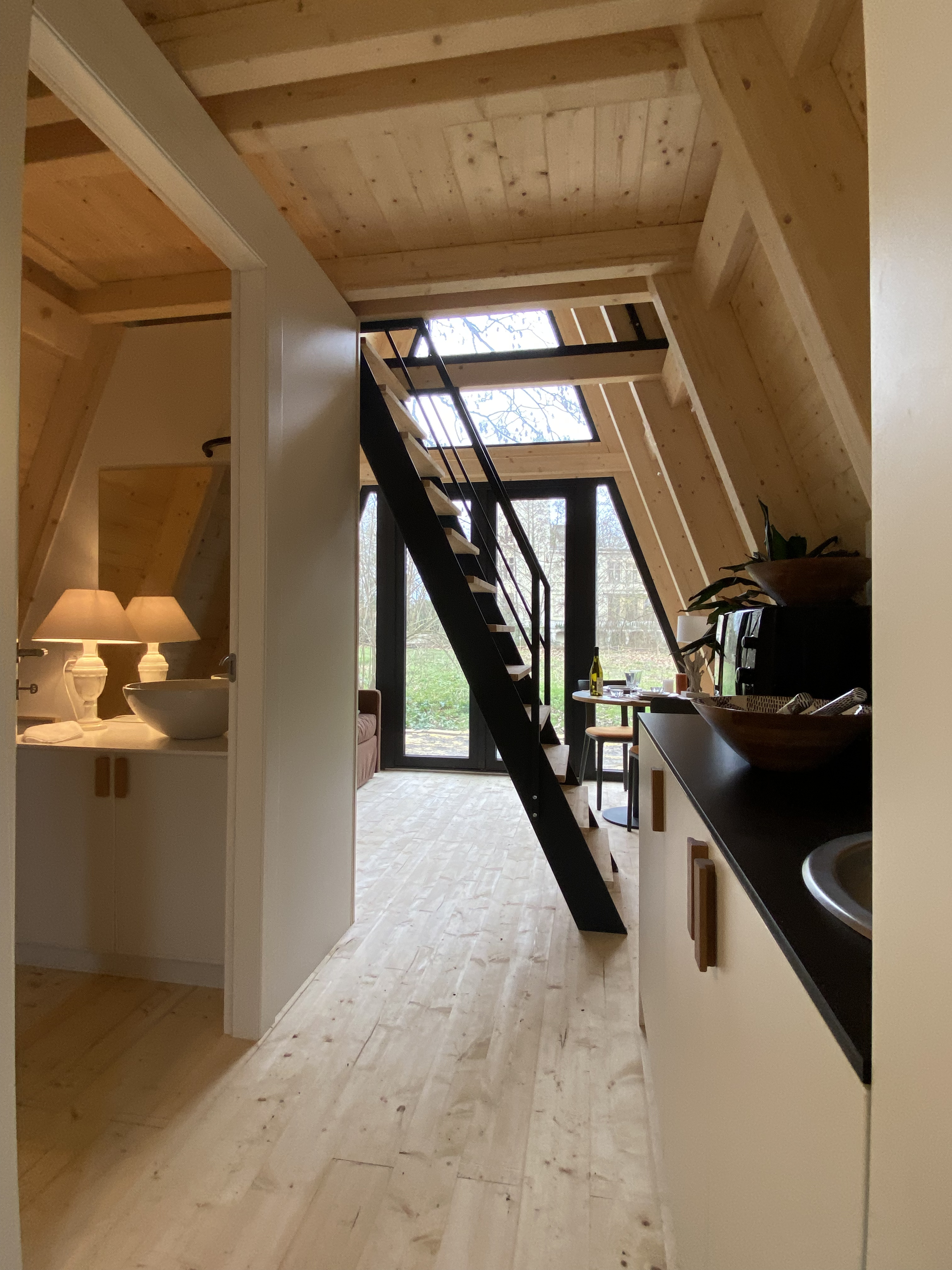 Ecolodge Rochechouart — Cabane avec vue imprenable au Château de la Mothe Chandeniers à Rochechouart — environnement naturel
