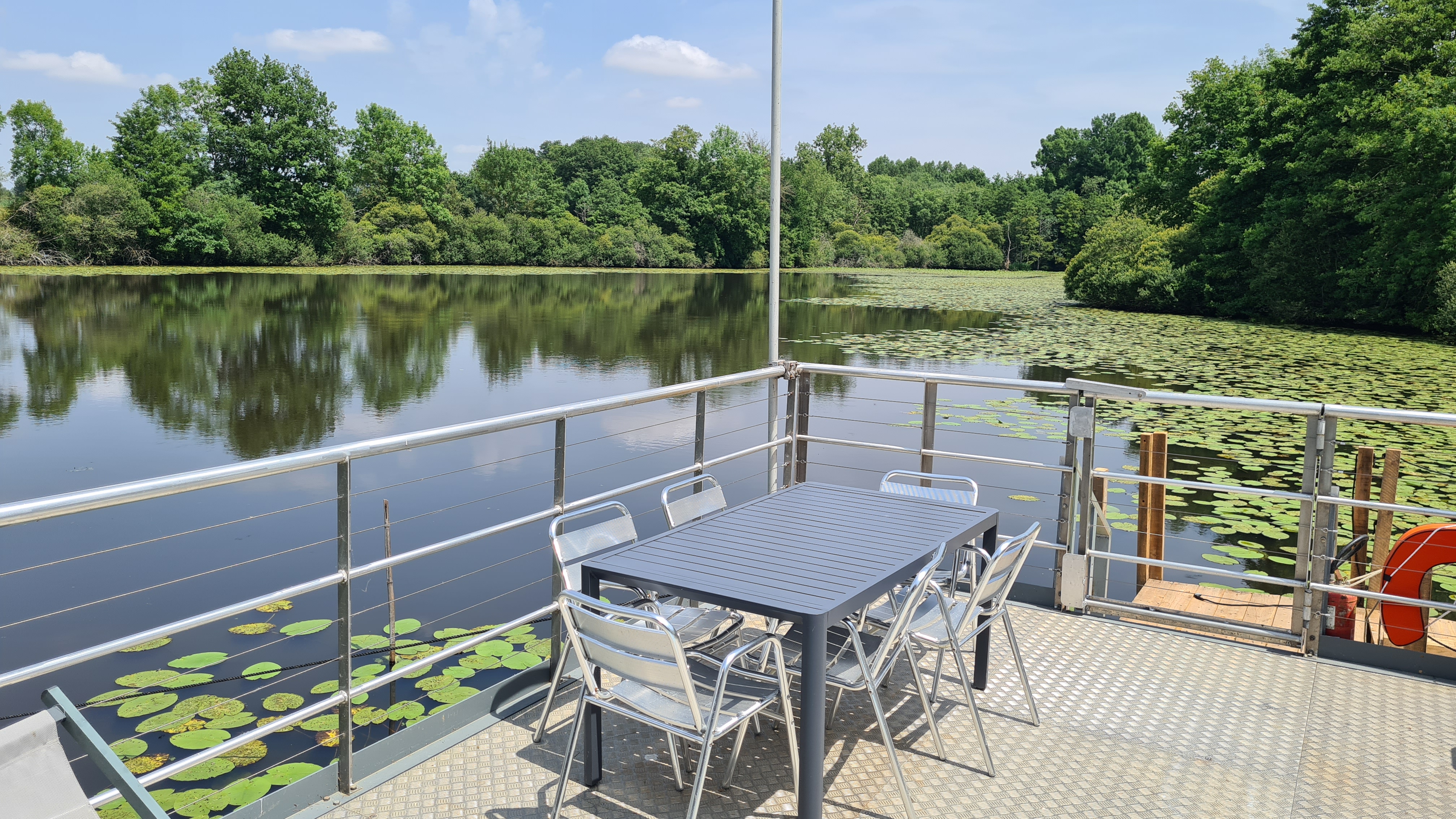 Le bateau cabané — Péniche avec spa à l'Étang des Landes en Vendée à L'Étang des Landes — cuisine