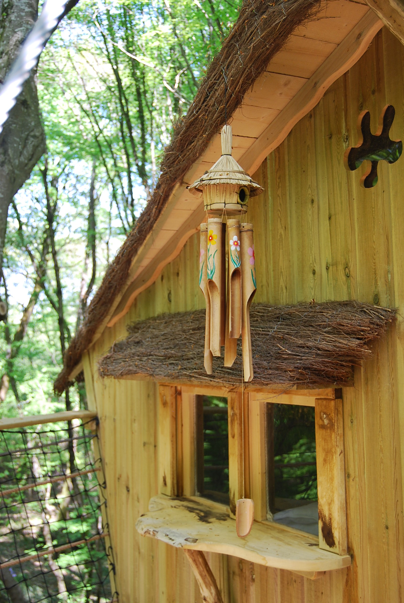 Cabane de la Hulotte : une expérience suspendue dans les arbres à Magné — espace de vie