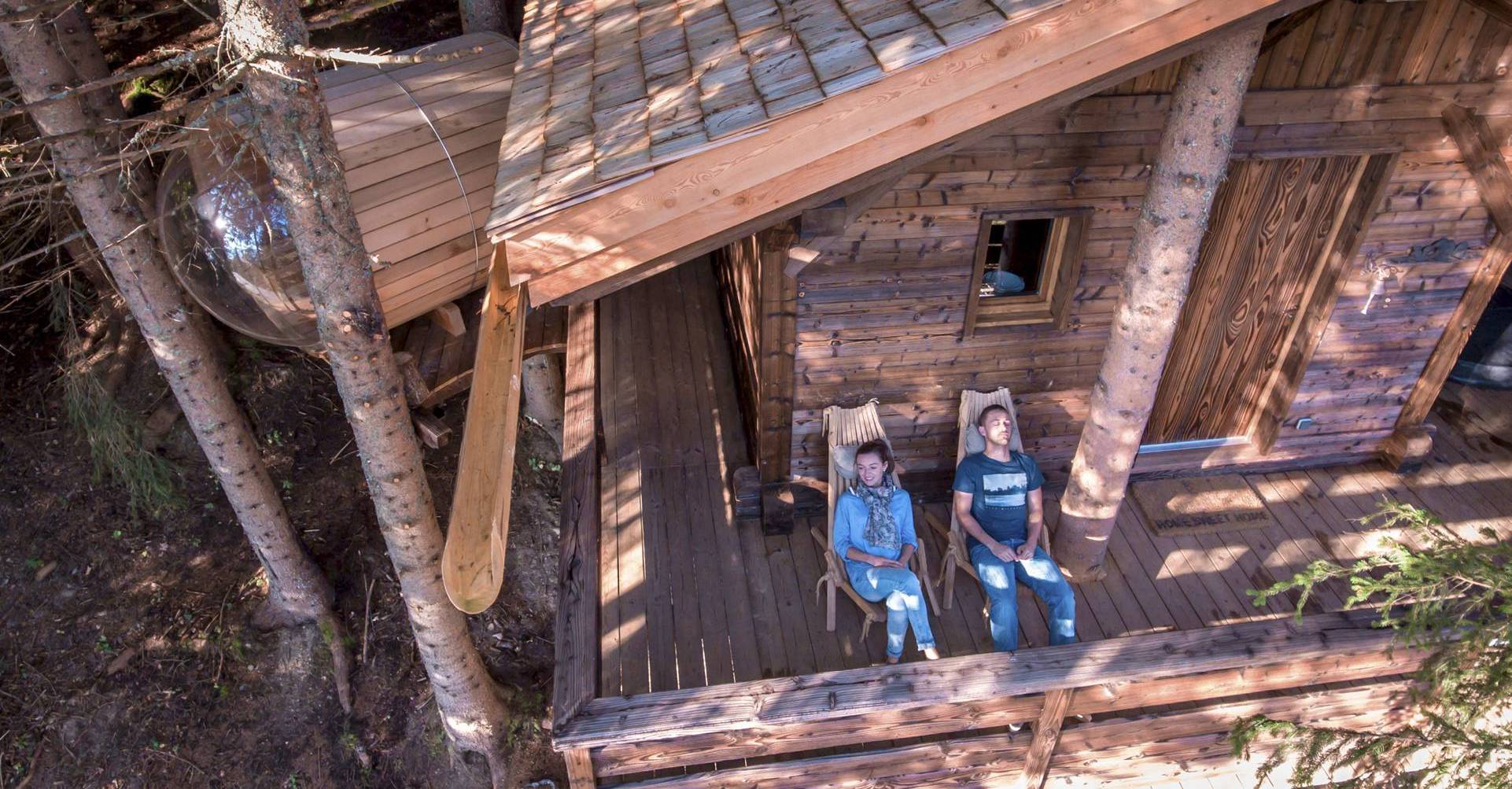 Évasion dans une cabane spa au cœur des arbres à Saint Nicolas La Chapelle — vue depuis la terrasse