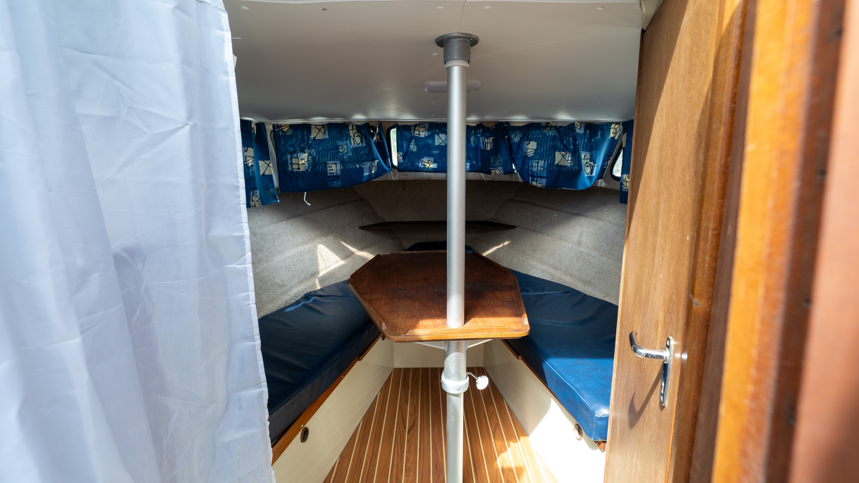 Vivez l'expérience unique du Bateau Saga 27 en Champagne-Ardenne à Bar Sur Aube — vue depuis la terrasse